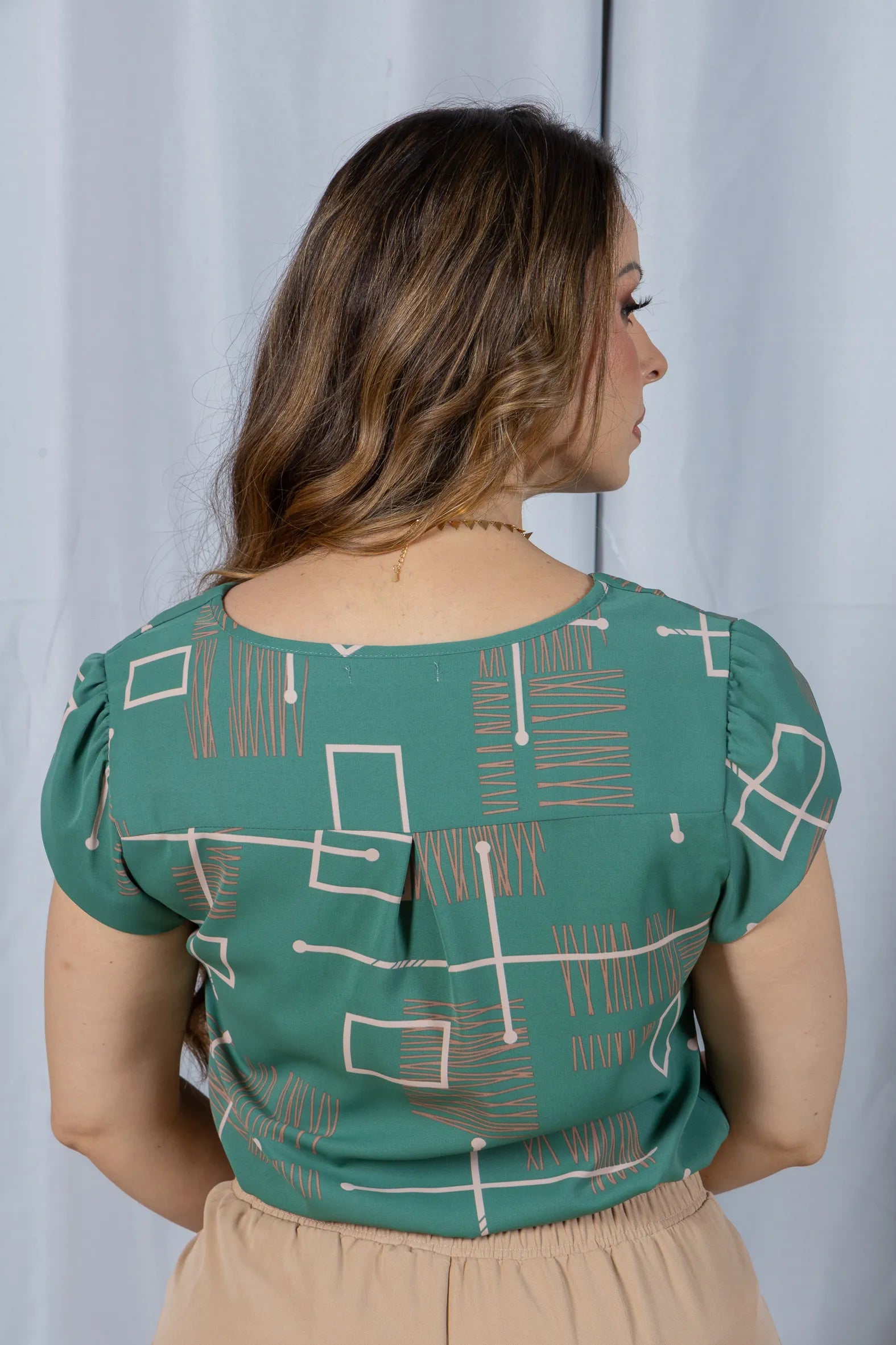 Blusa Manga Curta em Crepe Classic Decote em "V" Estampa Geométrica Emily Verde
