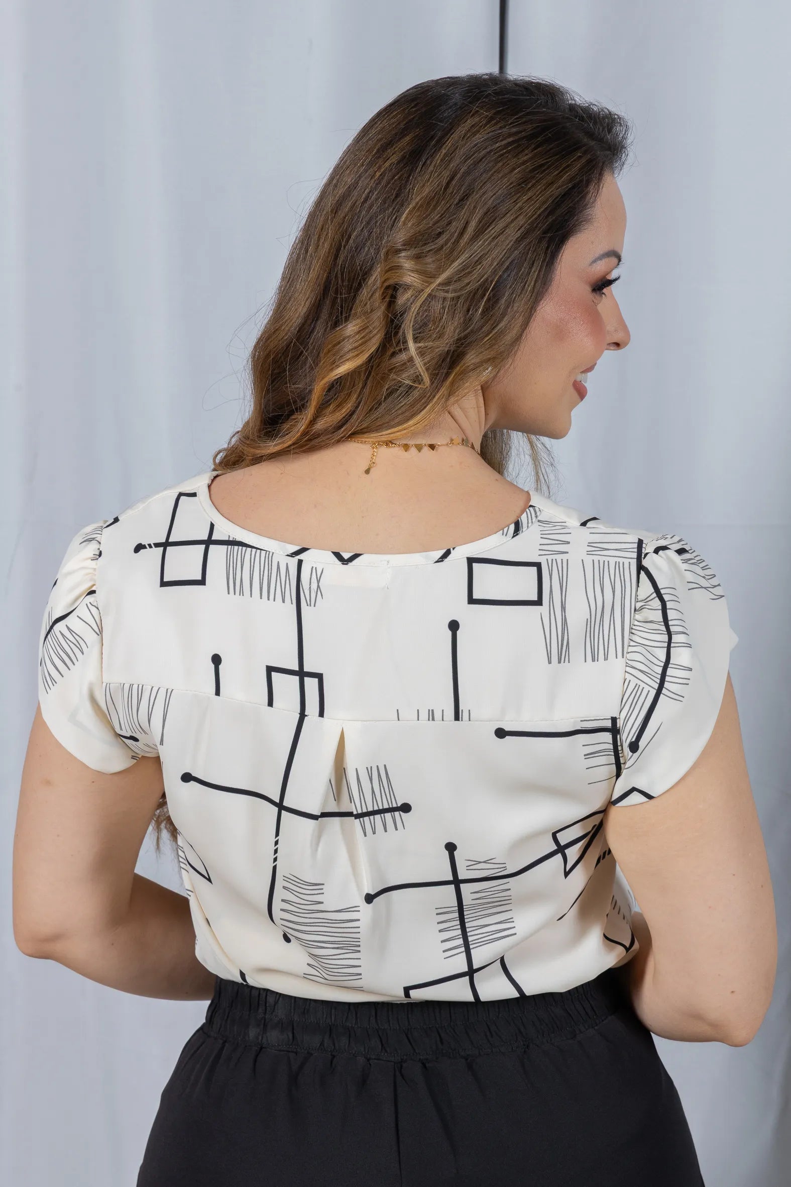 Blusa Manga Curta em Crepe Classic Decote em "V" Estampa Geométrica Emily Creme