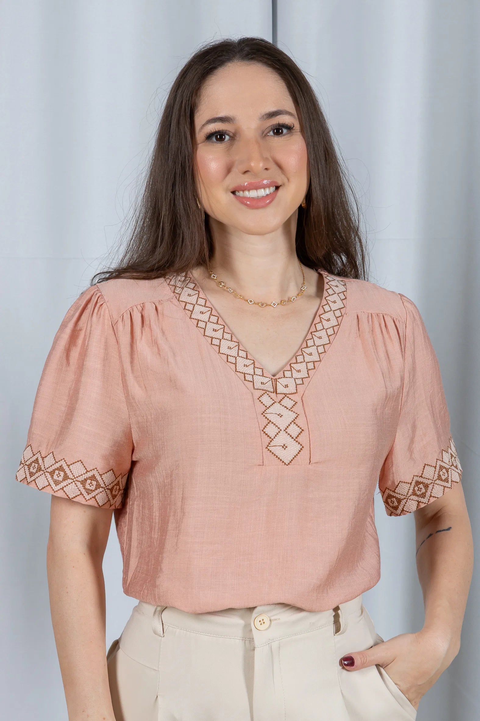 Blusa Manga Curta Detalhe Decote "V" Bordada Visco Brise Clarice Rosa