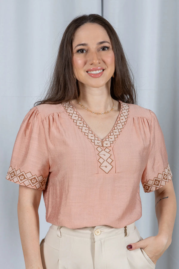 Blusa Manga Curta Detalhe Decote "V" Bordada Visco Brise Clarice Rosa