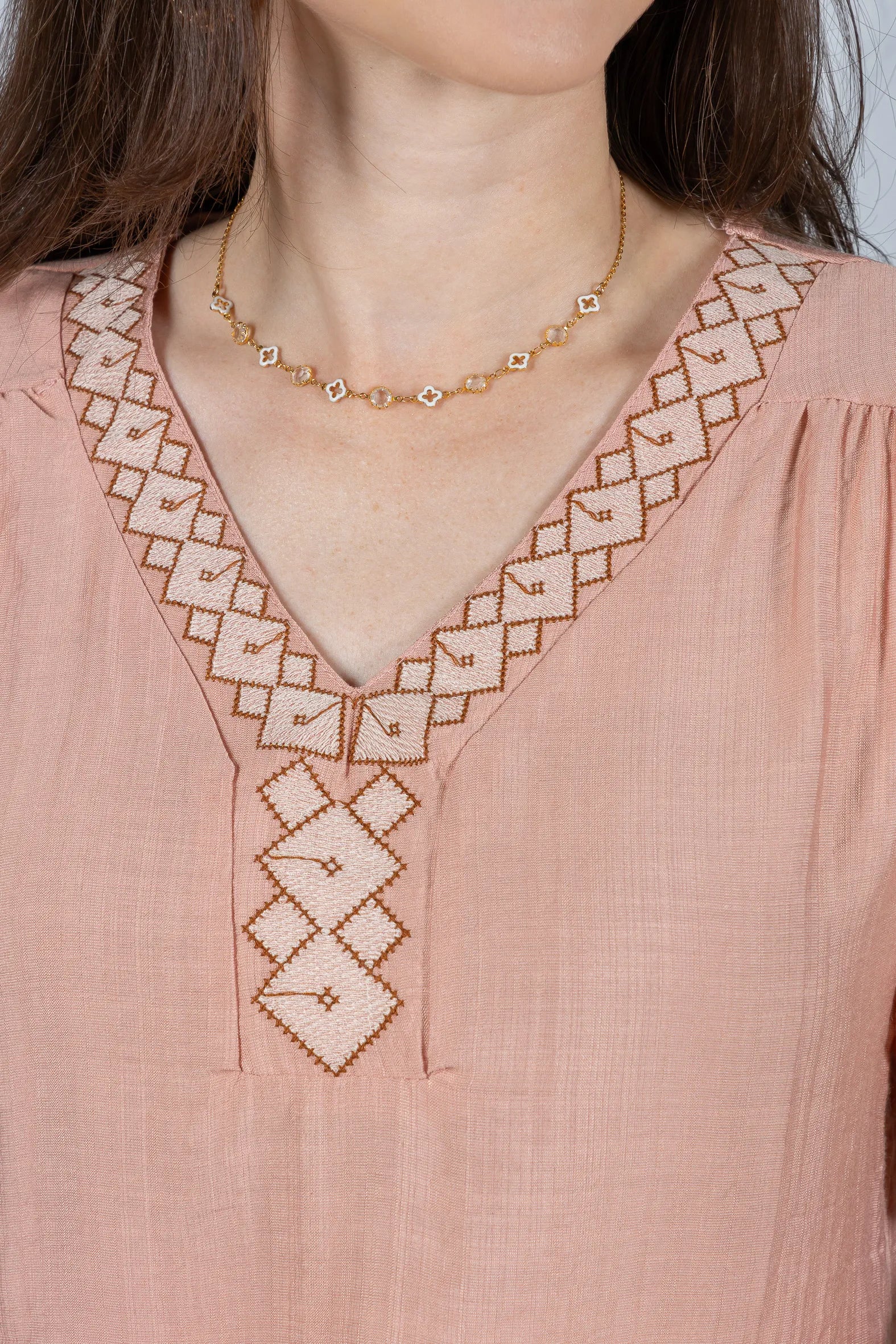 Blusa Manga Curta Detalhe Decote "V" Bordada Visco Brise Clarice Rosa