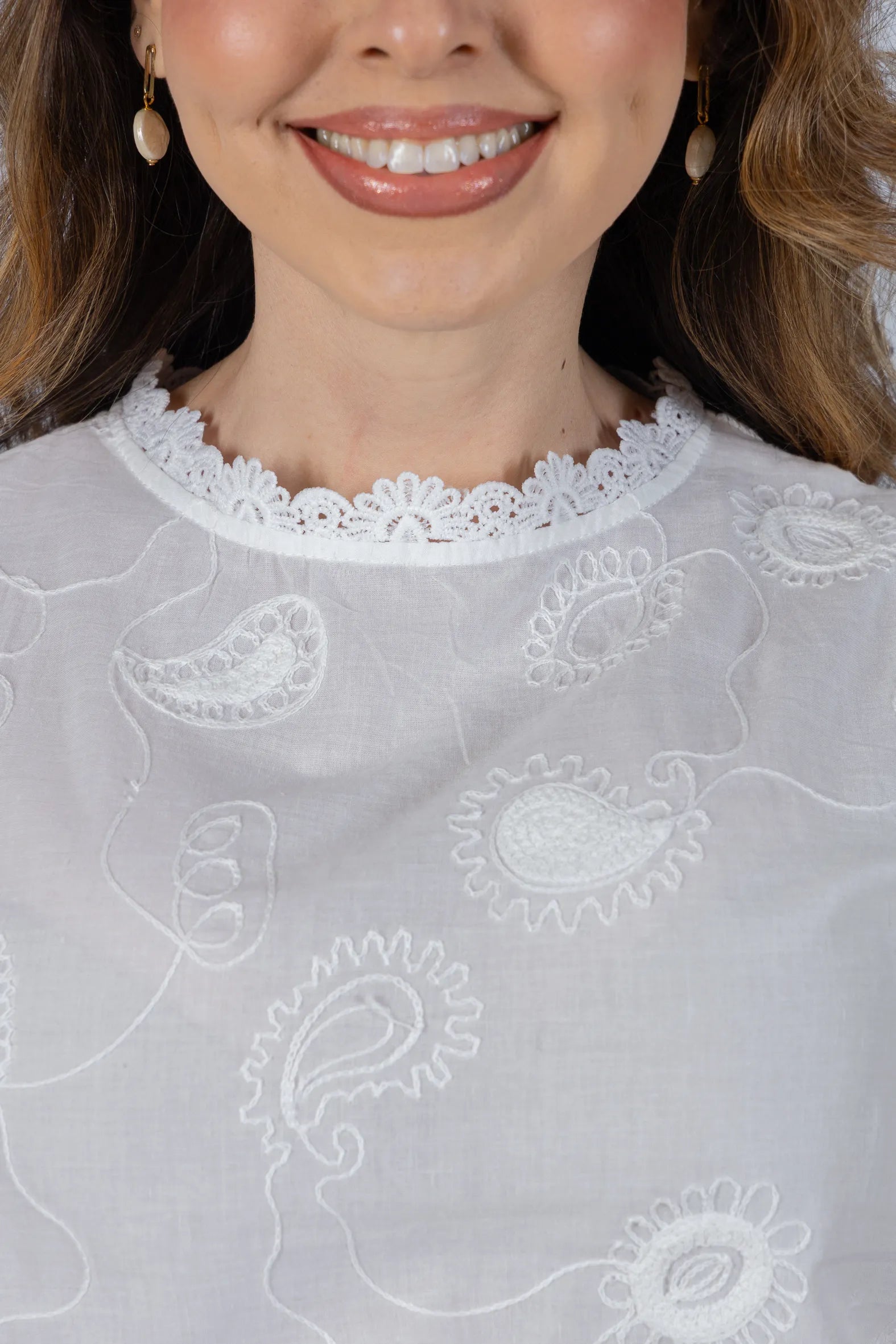 Blusa Manga Curta em Laise com Detalhes em Renda Mirela Branca