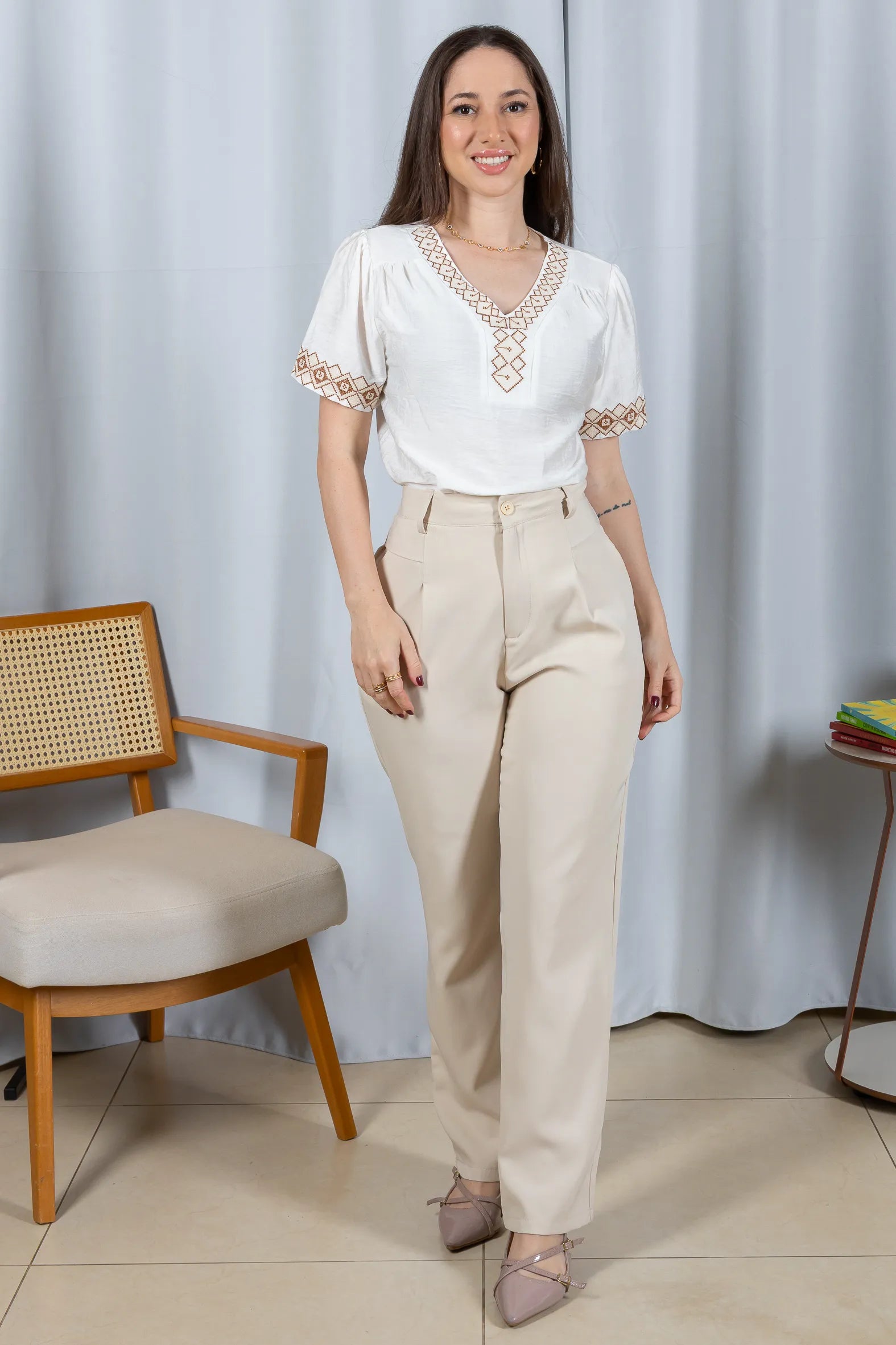 Blusa Manga Curta Detalhe Decote "V" Bordada Visco Brise Clarice Branca