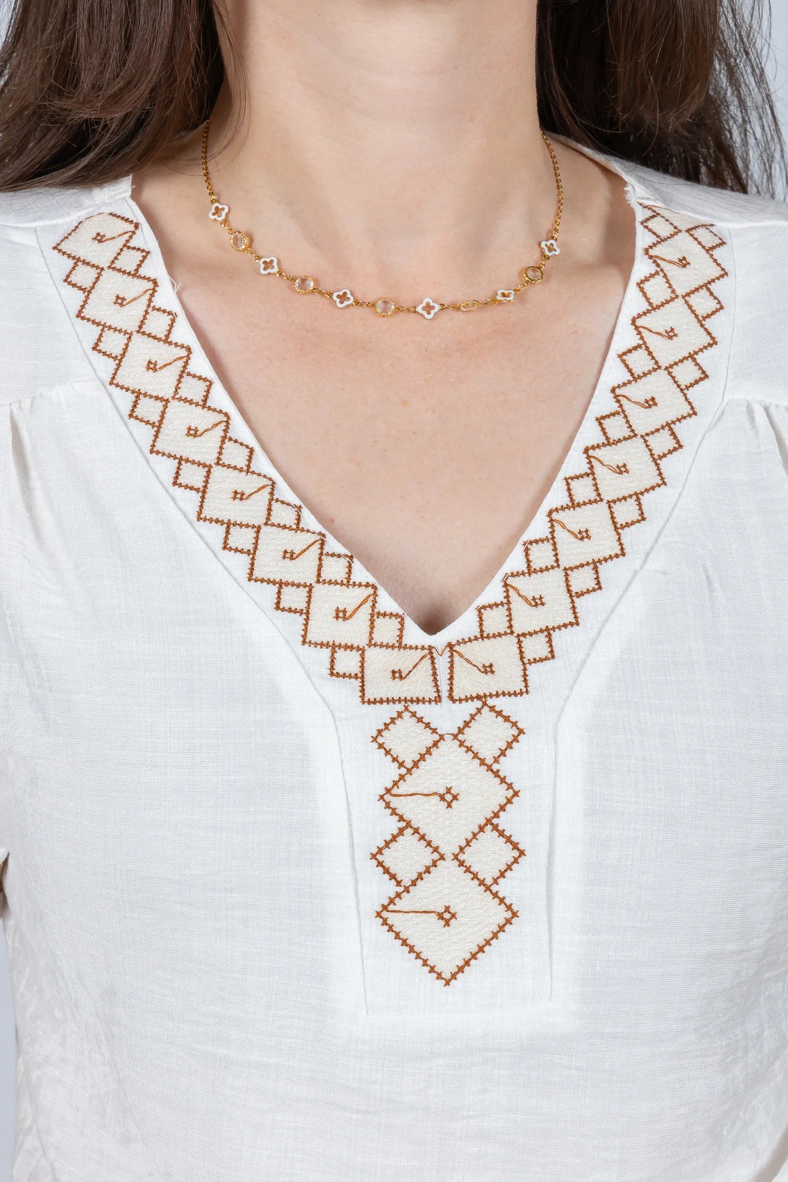 Blusa Manga Curta Detalhe Decote "V" Bordada Visco Brise Clarice Branca