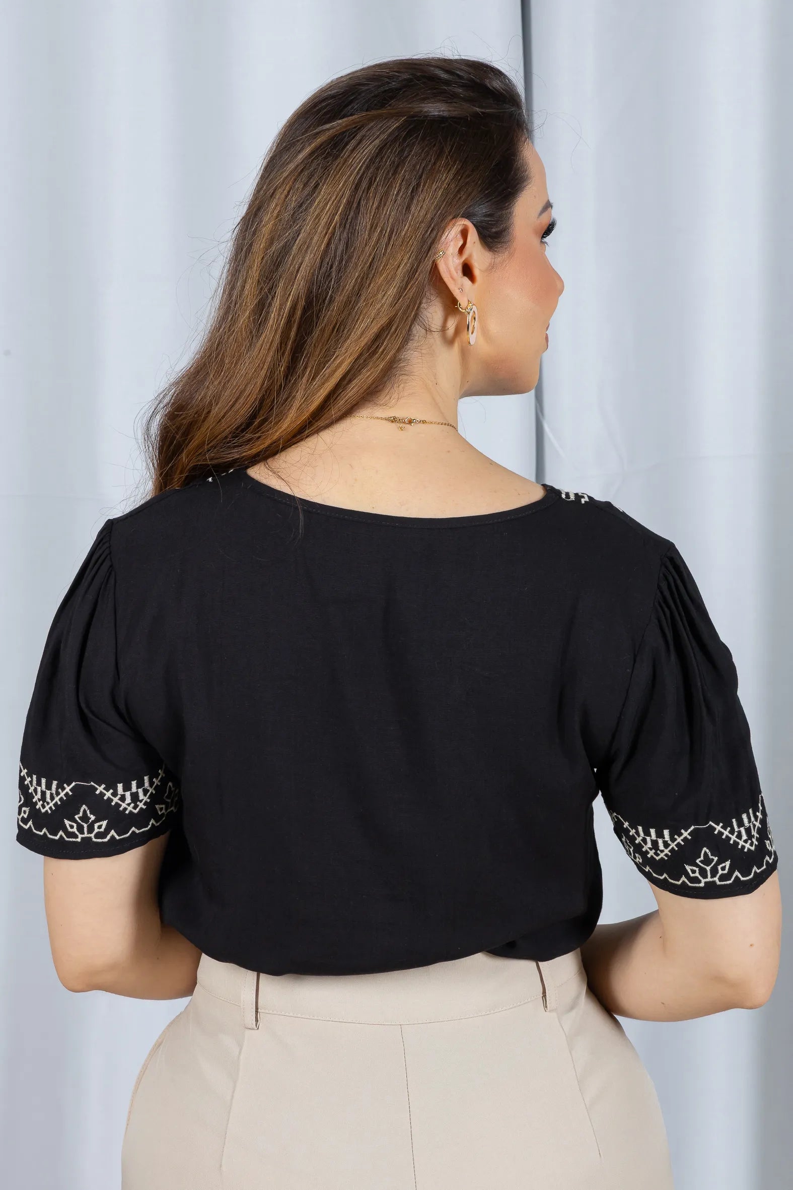Blusa Manga Curta Detalhe Colo Bordado Visco Linho Jaqueline Preta