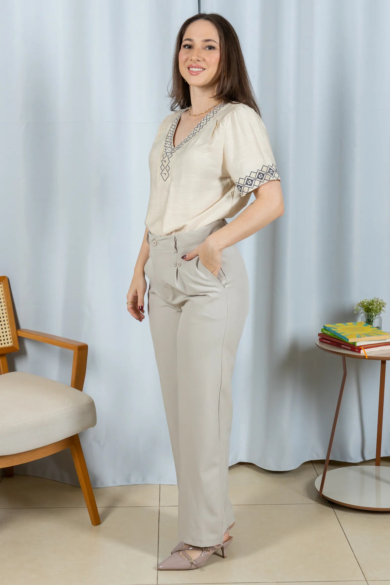 Blusa Manga Curta Detalhe Decote "V" Bordada Visco Brise Clarice Bege