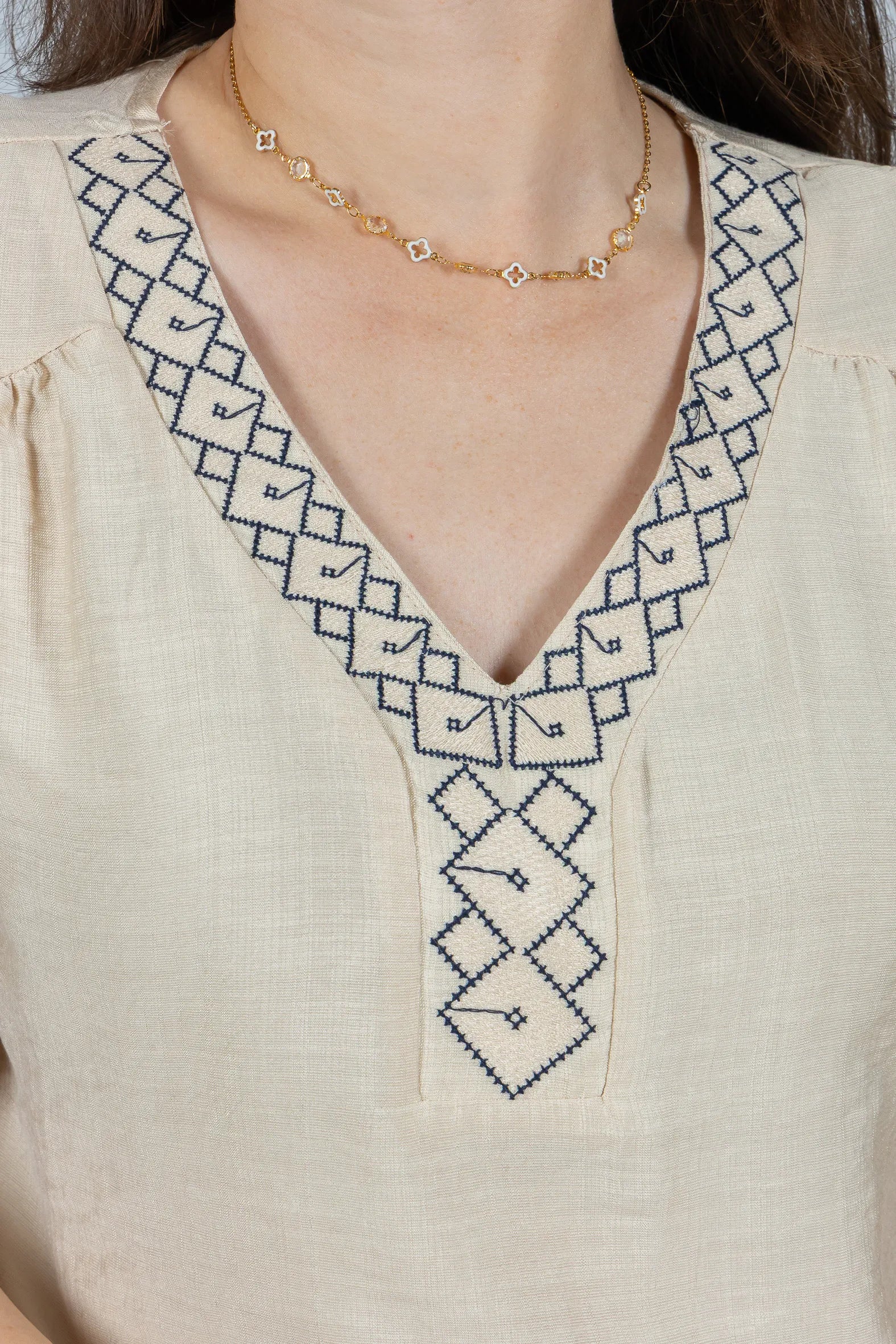 Blusa Manga Curta Detalhe Decote "V" Bordada Visco Brise Clarice Bege