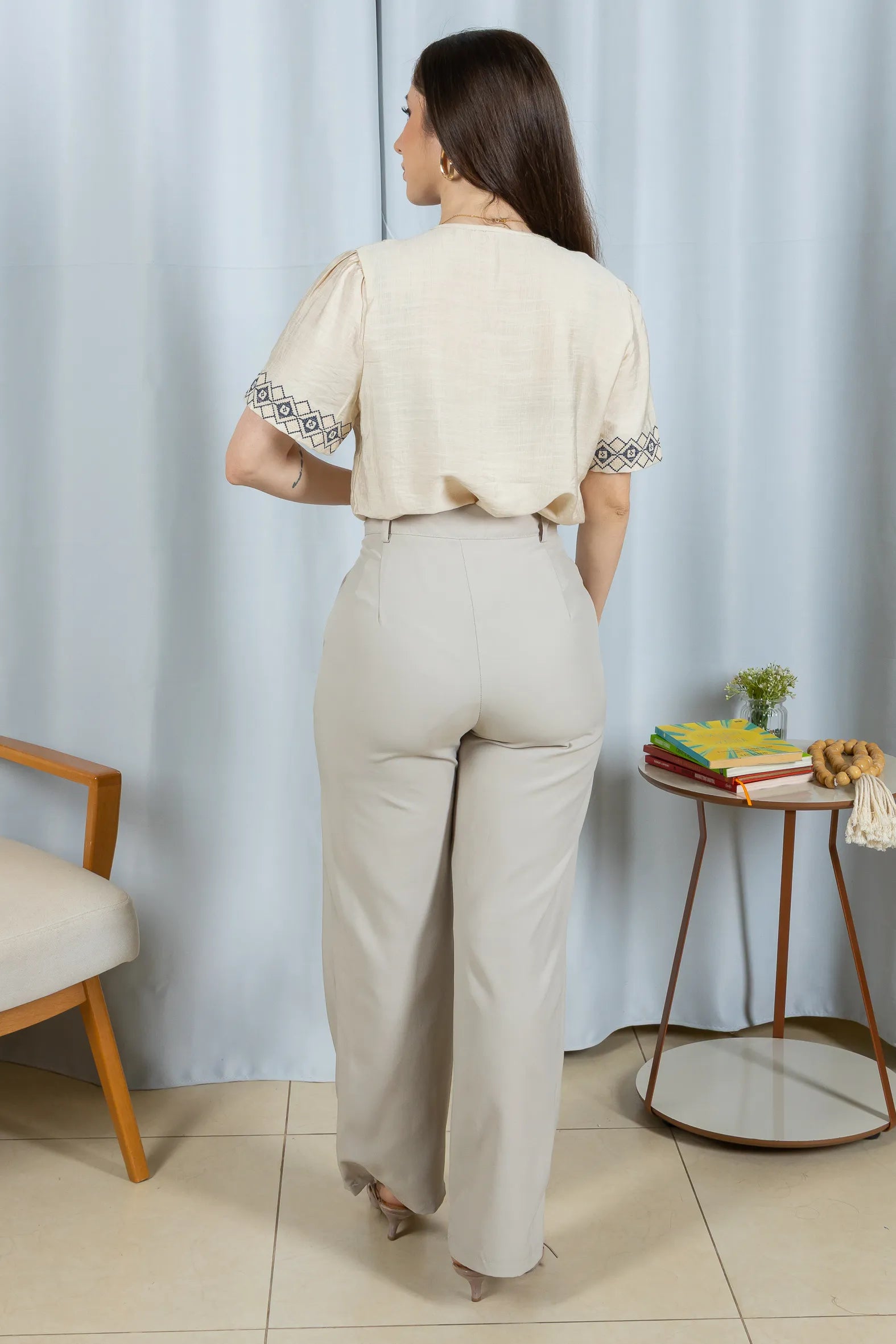 Blusa Manga Curta Detalhe Decote "V" Bordada Visco Brise Clarice Bege