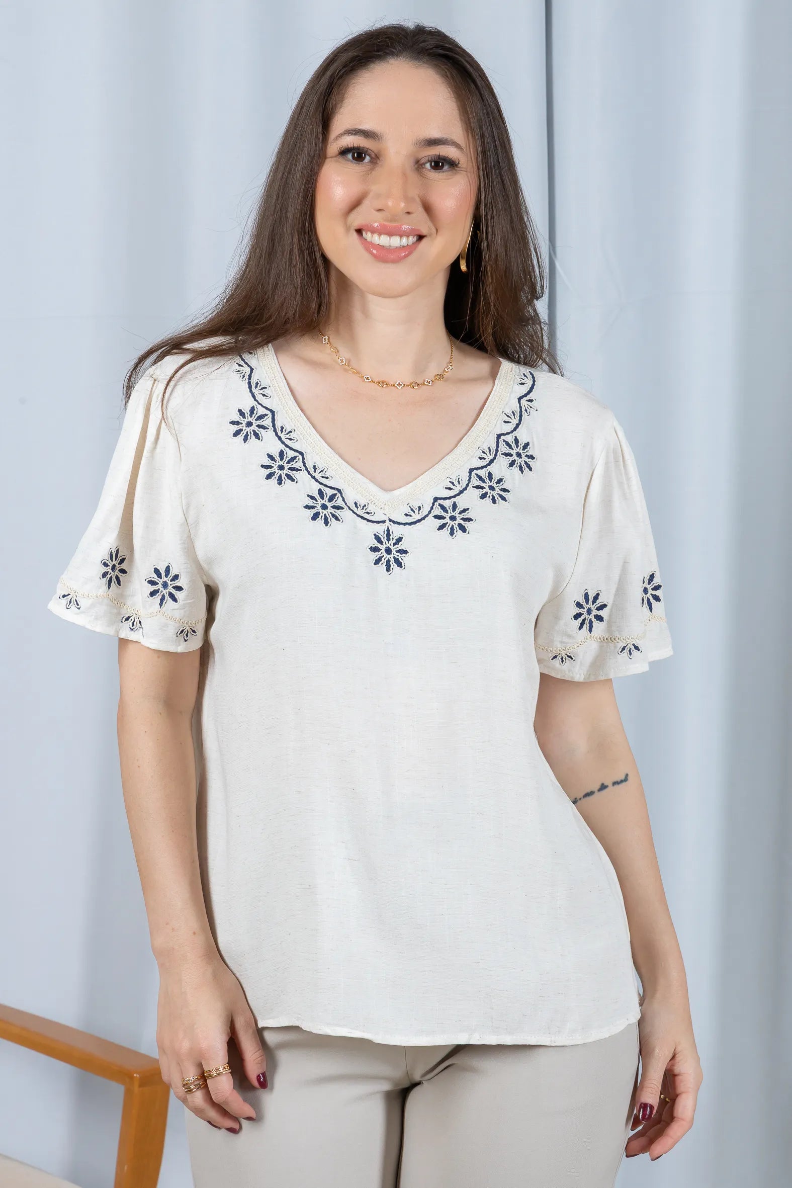 Blusa Manga Curta Detalhe Bordado Visco Linho Lúcia Branca