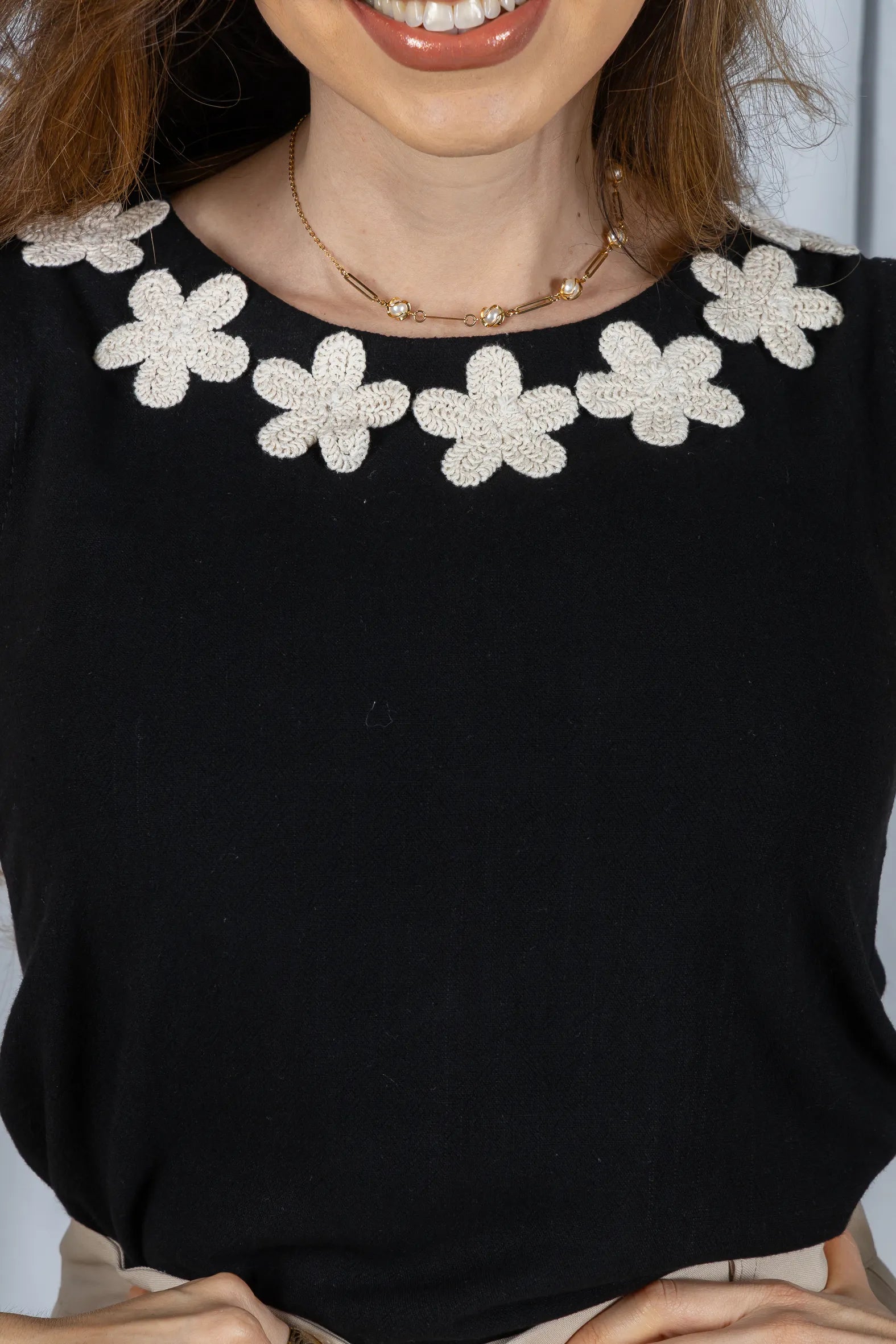 Regata Detalhe Flores Colo Visco Linho Giovana Preta