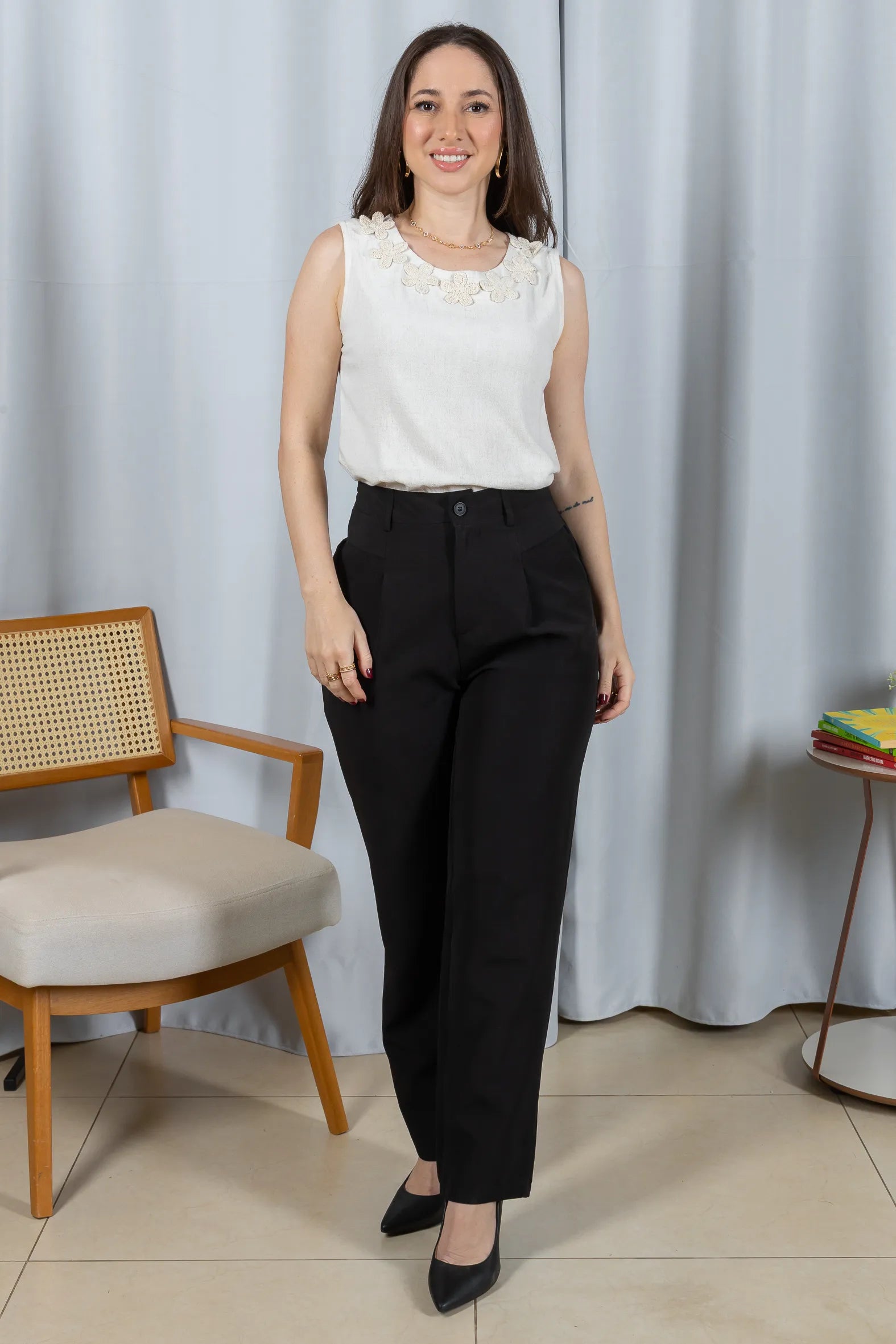 Regata Detalhe Flores Colo Visco Linho Giovana Creme