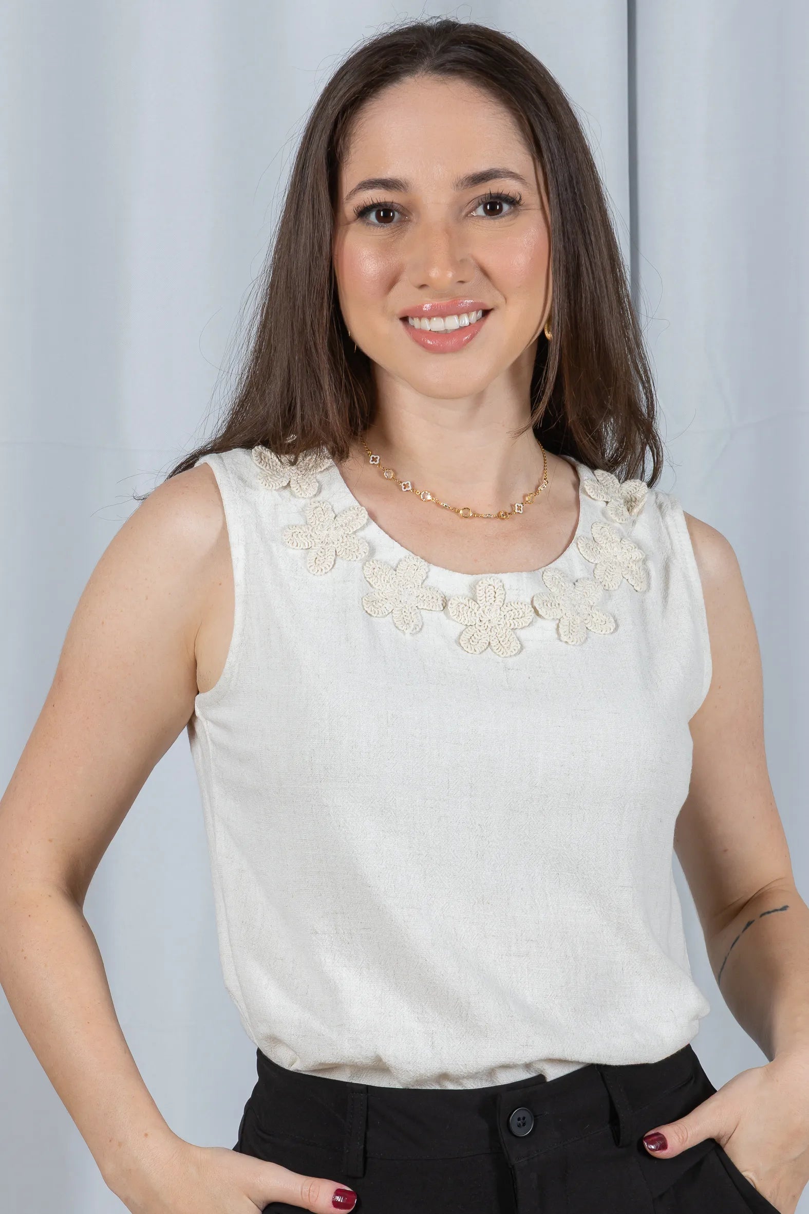 Regata Detalhe Flores Colo Visco Linho Giovana Creme