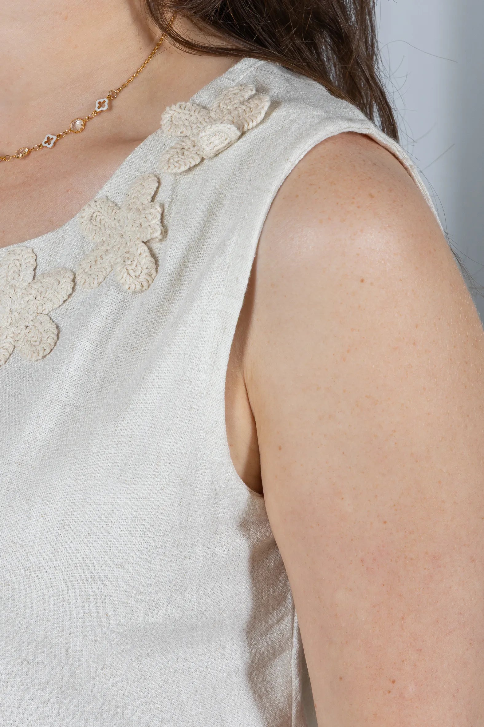 Regata Detalhe Flores Colo Visco Linho Giovana Creme