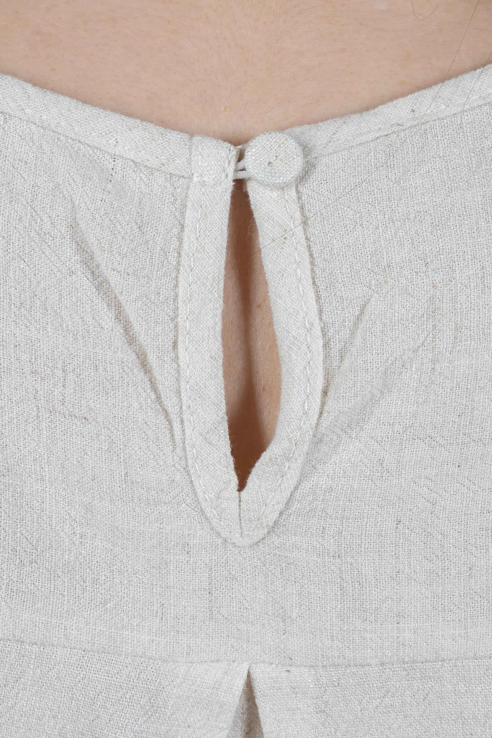 Regata Detalhe Flores Colo Visco Linho Giovana Creme