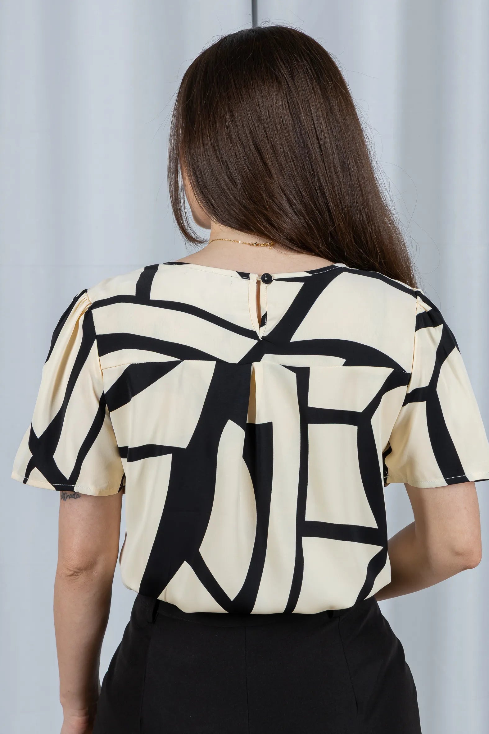 Blusa Manga Curta Estampa Geométrica Crepe Classic Rosana Preta