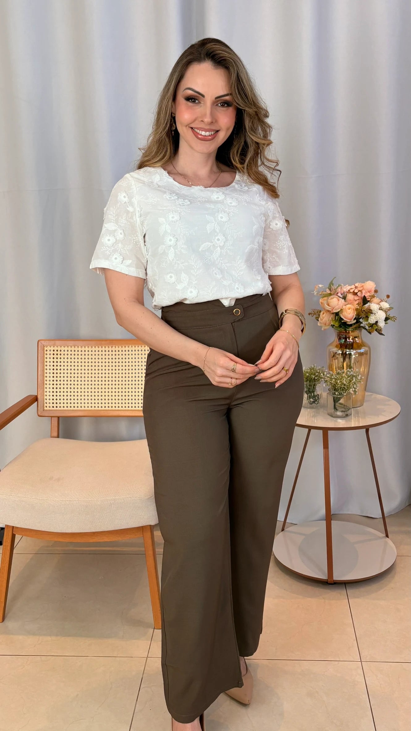 Conjunto: Blusa Amara Branca + Calça Luciana Marrom Oliva