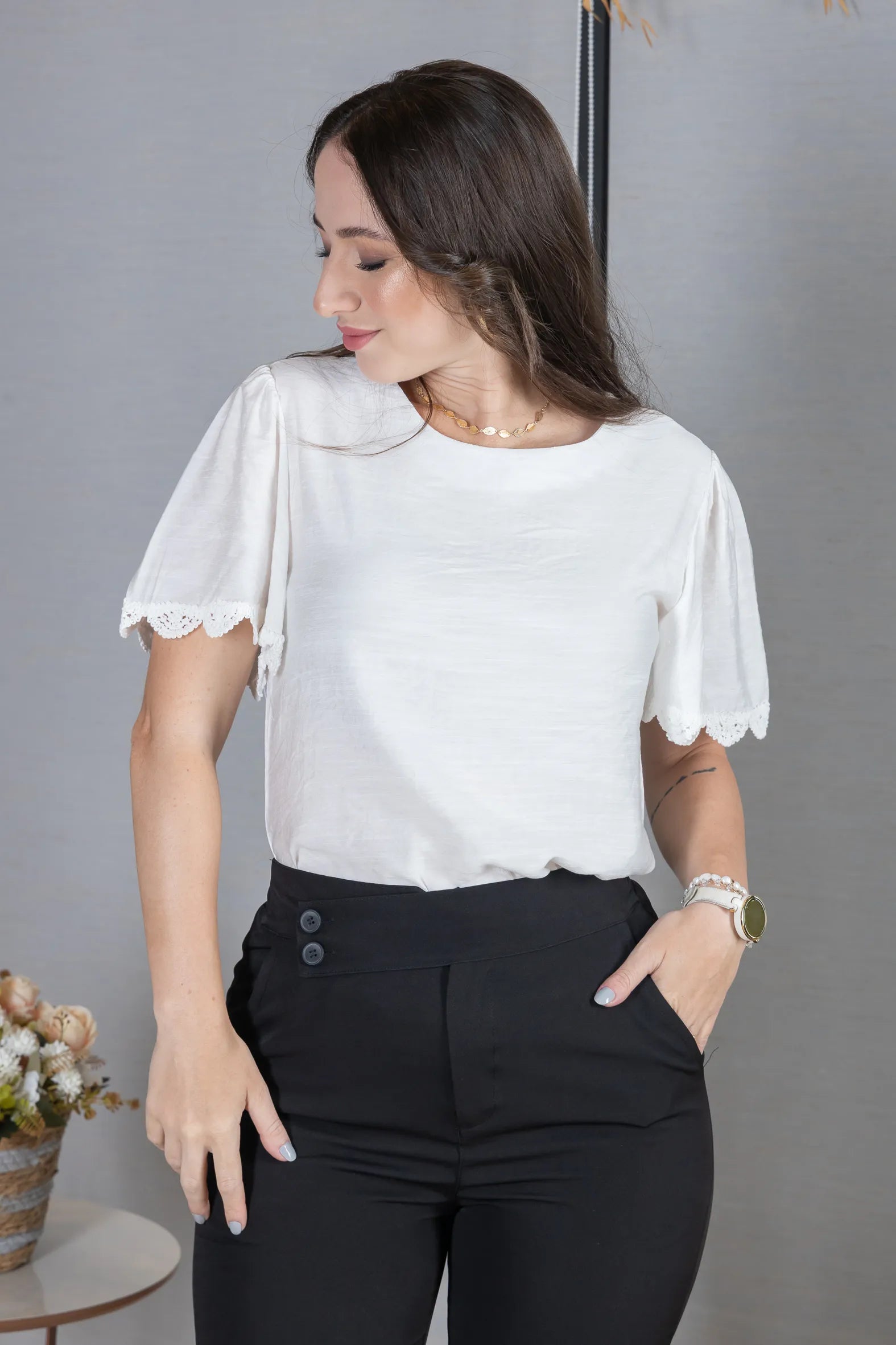 Blusa Manga Curta com Detalhes Bordados em Visco Soft Wanda Branca