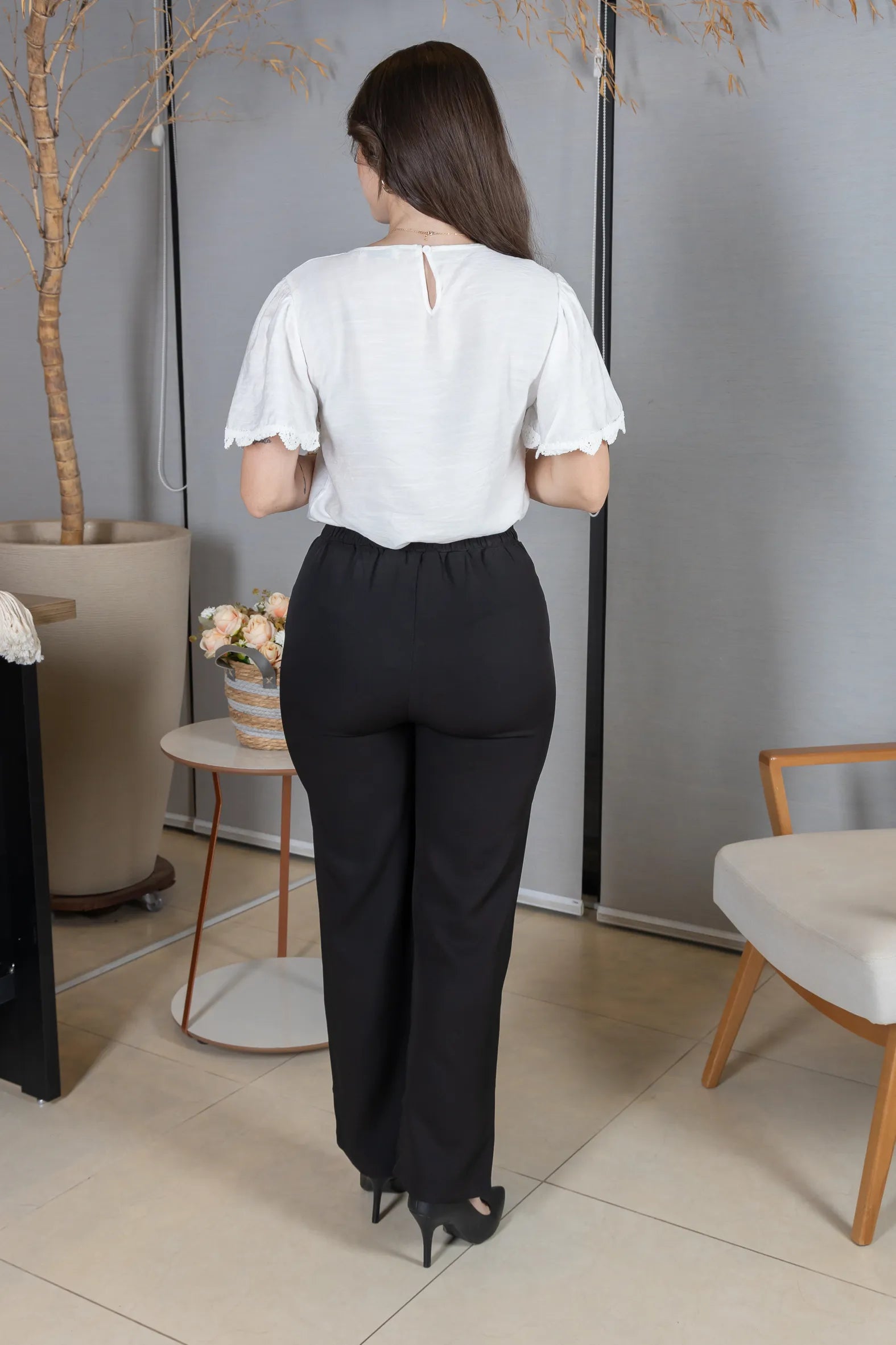 Blusa Manga Curta com Detalhes Bordados em Visco Soft Wanda Branca