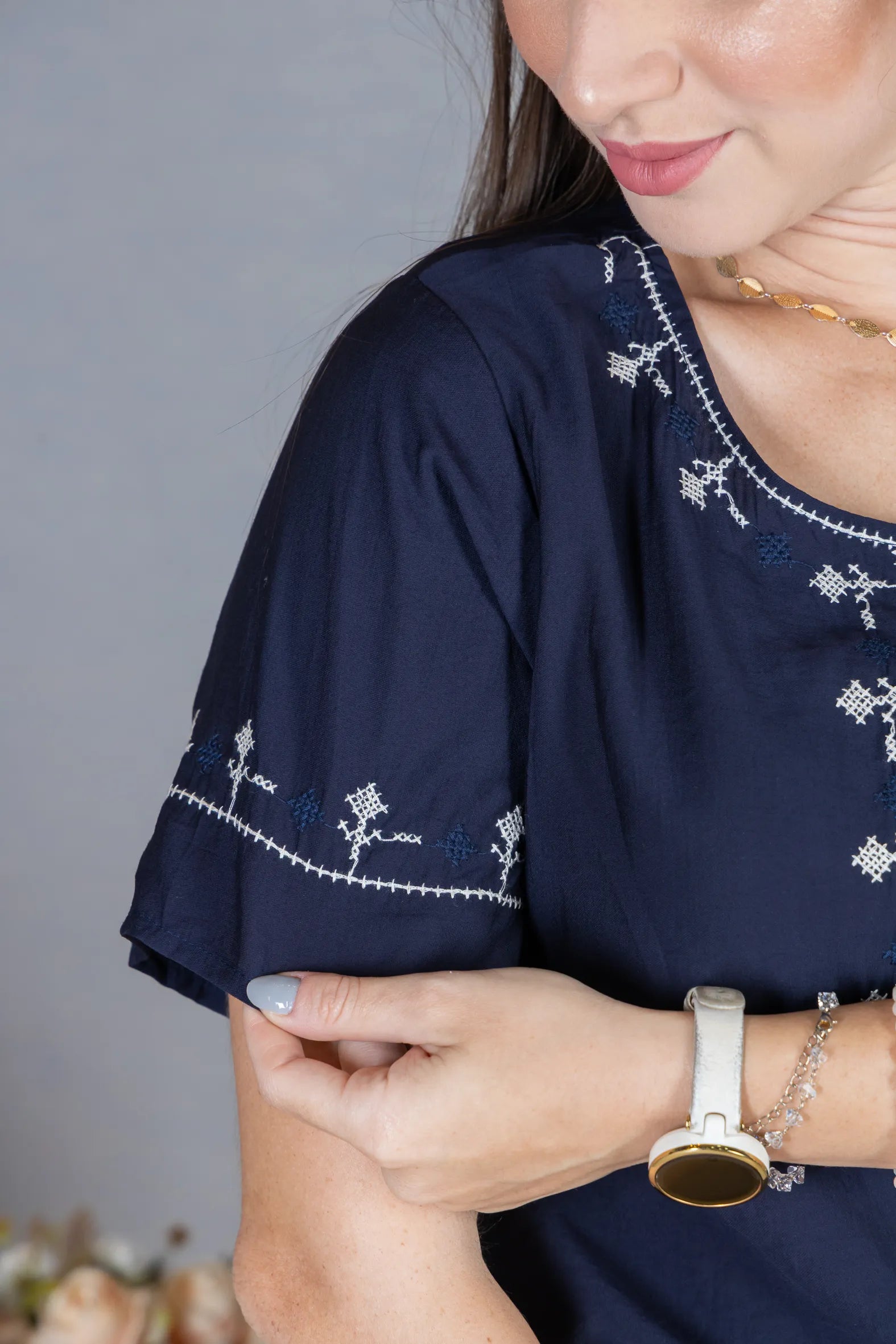 Camisa Manga Curta Visco Brise com Detalhes Bordados e Fechamento por Botões Sophia Azul Marinho