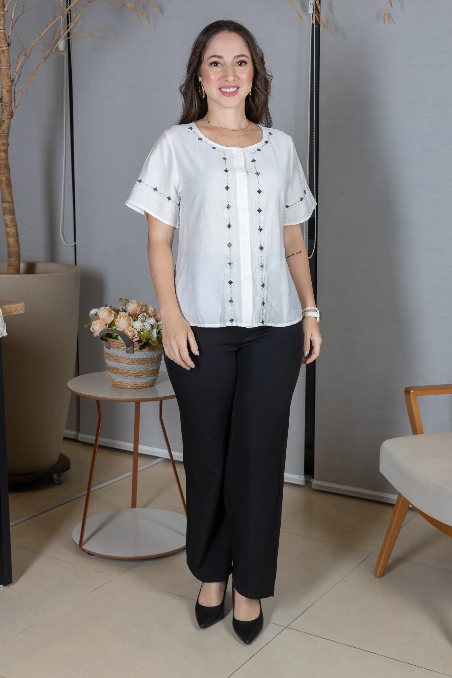 Camisa Manga Curta Visco Brise com Detalhes Bordados e Fechamento por Botões Sophia Branca
