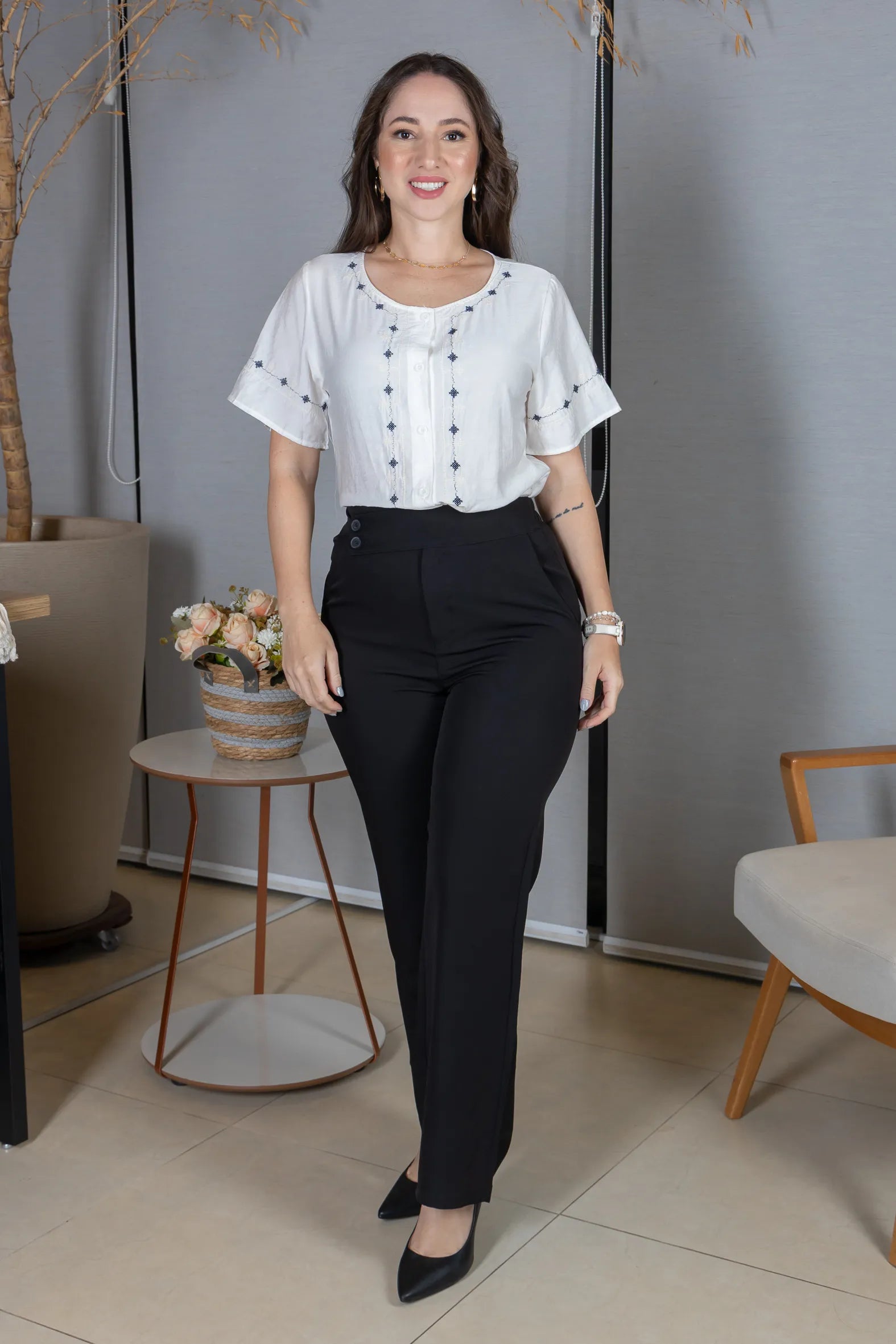 Camisa Manga Curta Visco Brise com Detalhes Bordados e Fechamento por Botões Sophia Branca