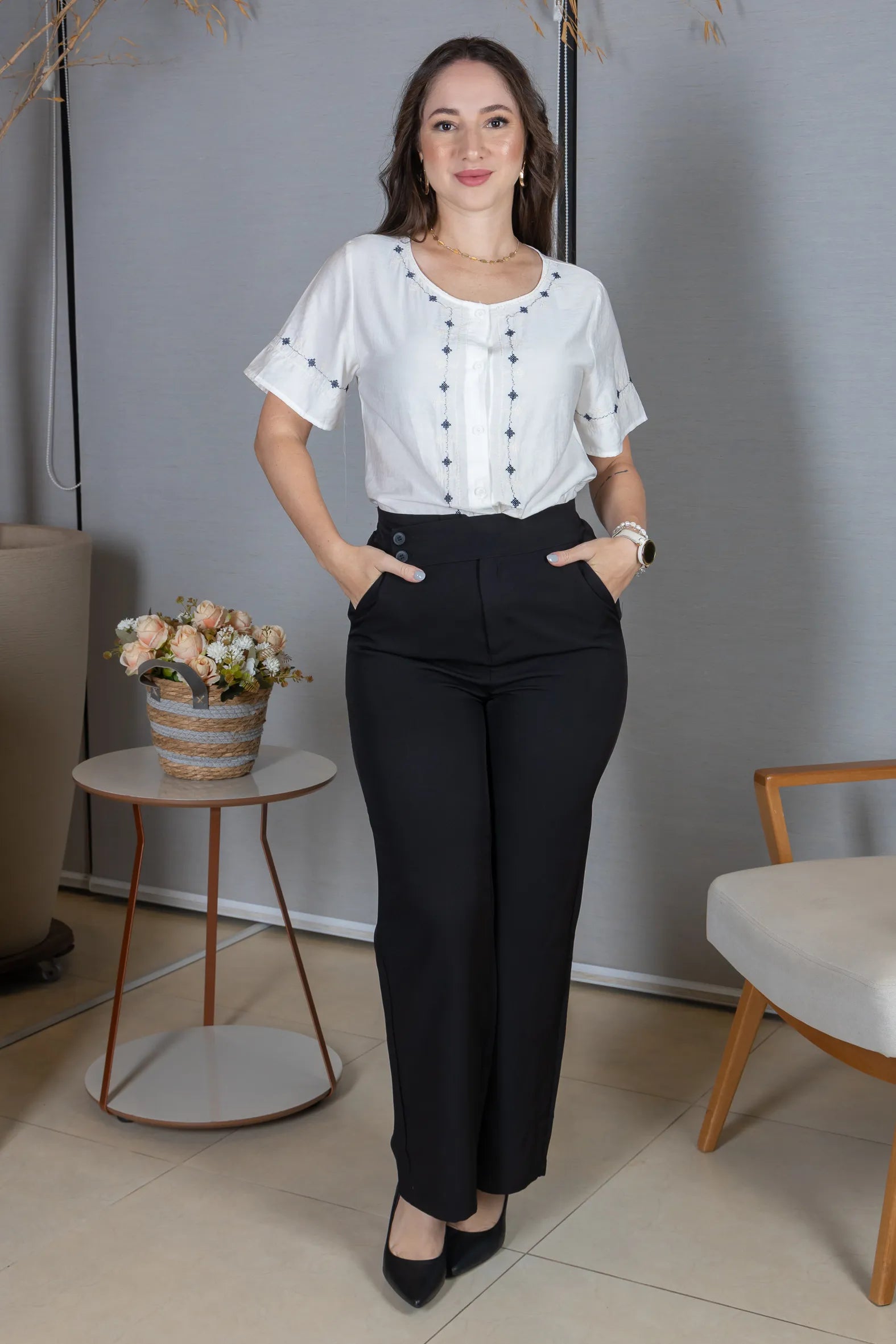 Camisa Manga Curta Visco Brise com Detalhes Bordados e Fechamento por Botões Sophia Branca