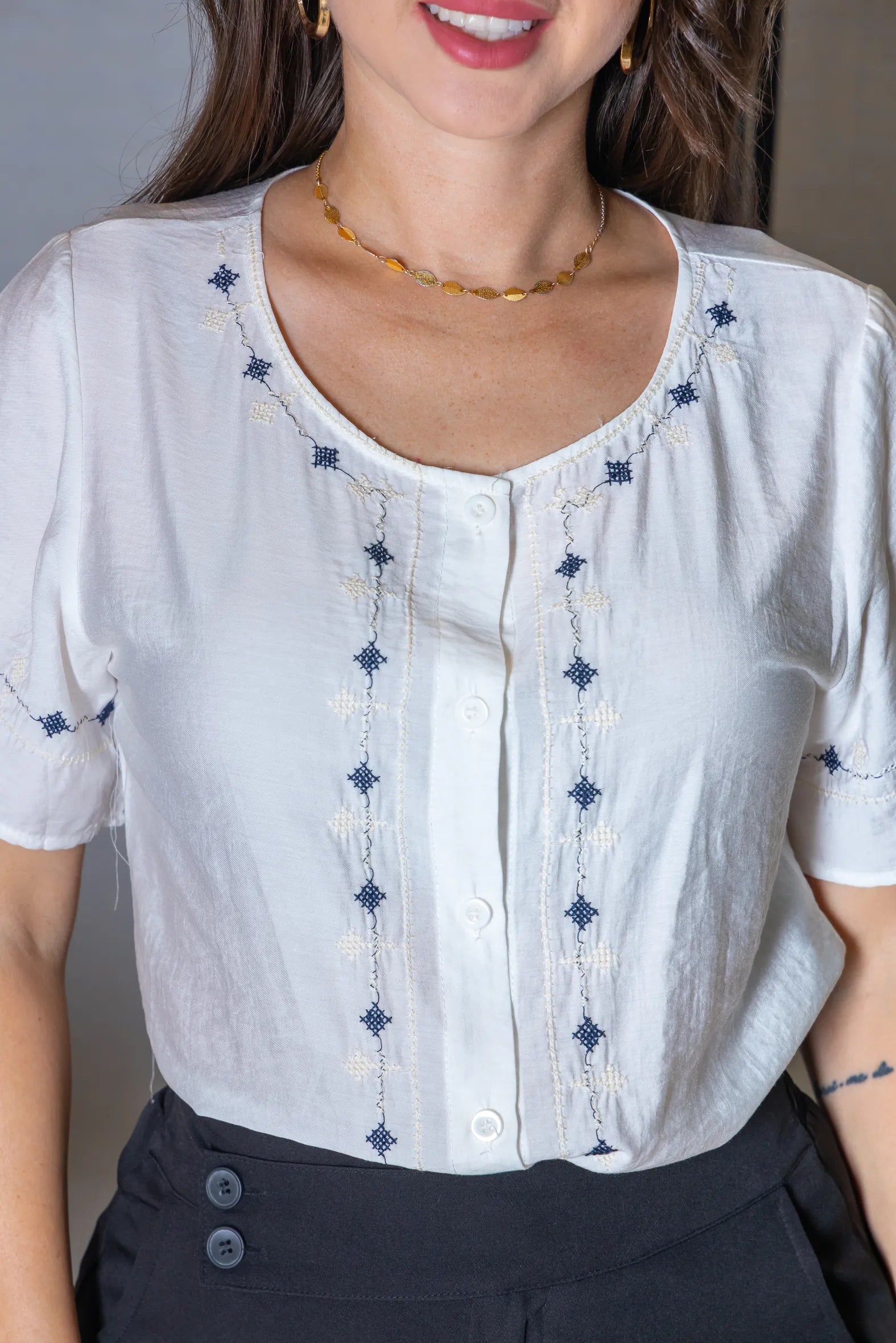 Camisa Manga Curta Visco Brise com Detalhes Bordados e Fechamento por Botões Sophia Branca