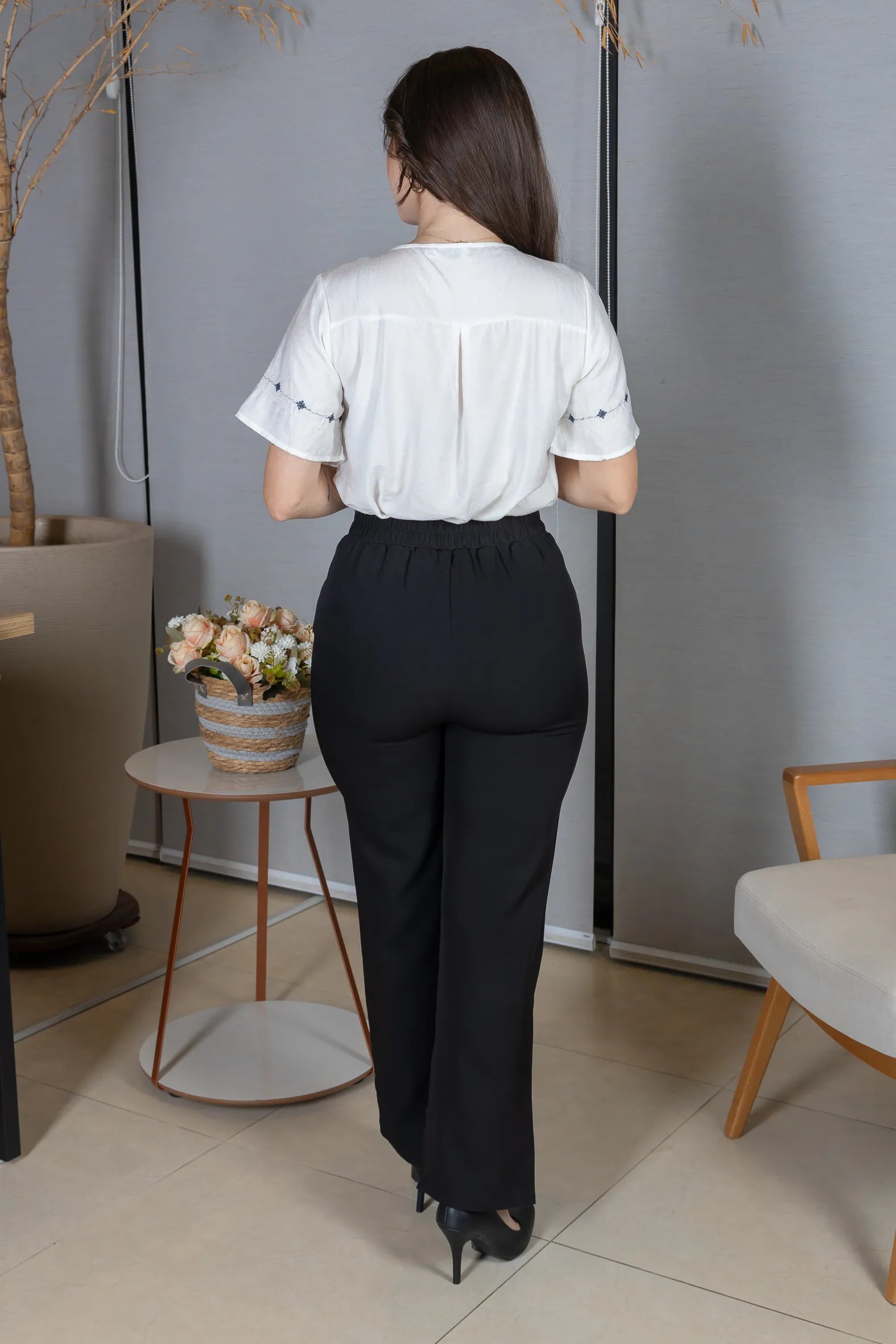Camisa Manga Curta Visco Brise com Detalhes Bordados e Fechamento por Botões Sophia Branca