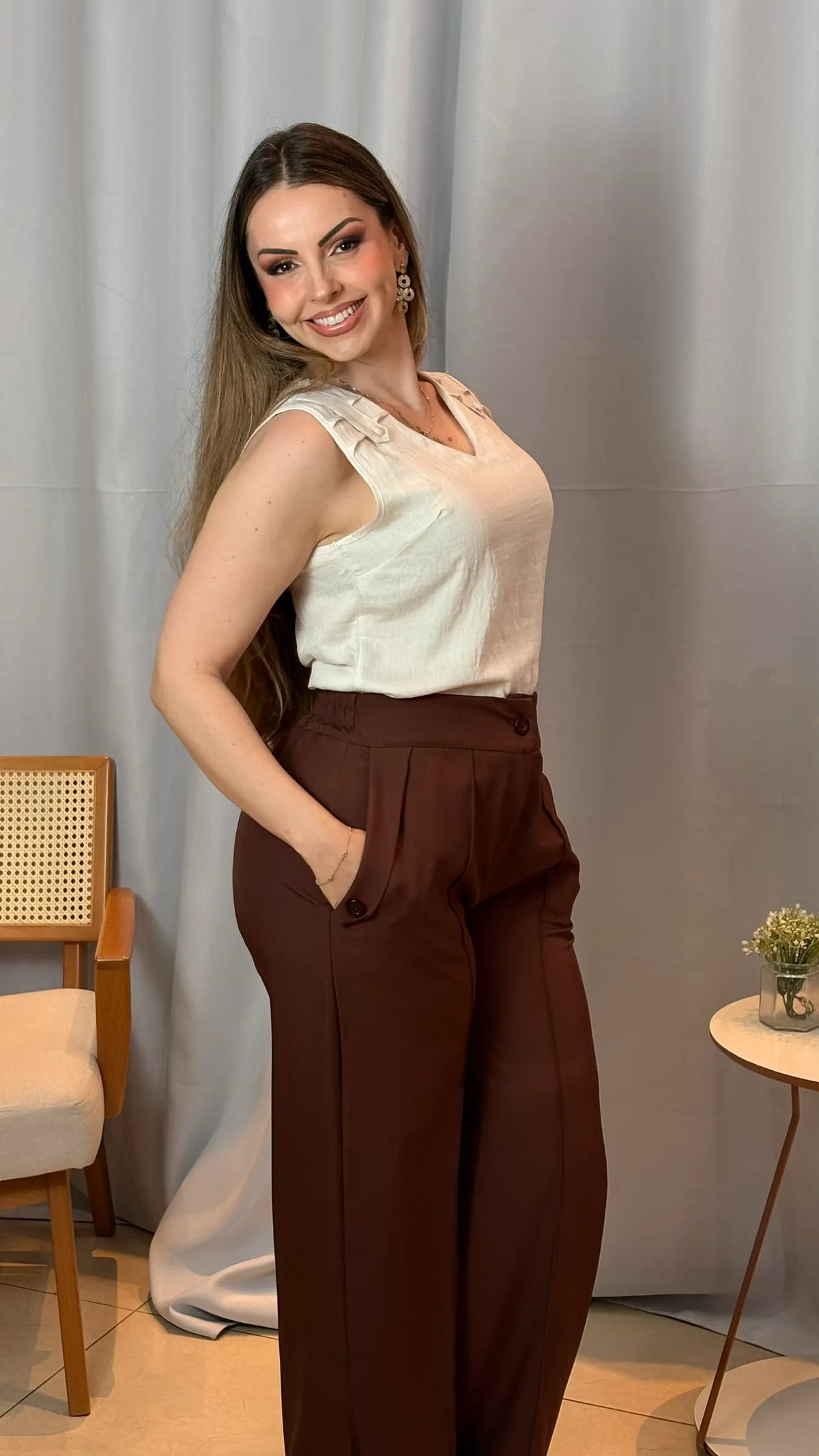 Conjunto: Blusa Caroline Off White + Calça Simone Marrom