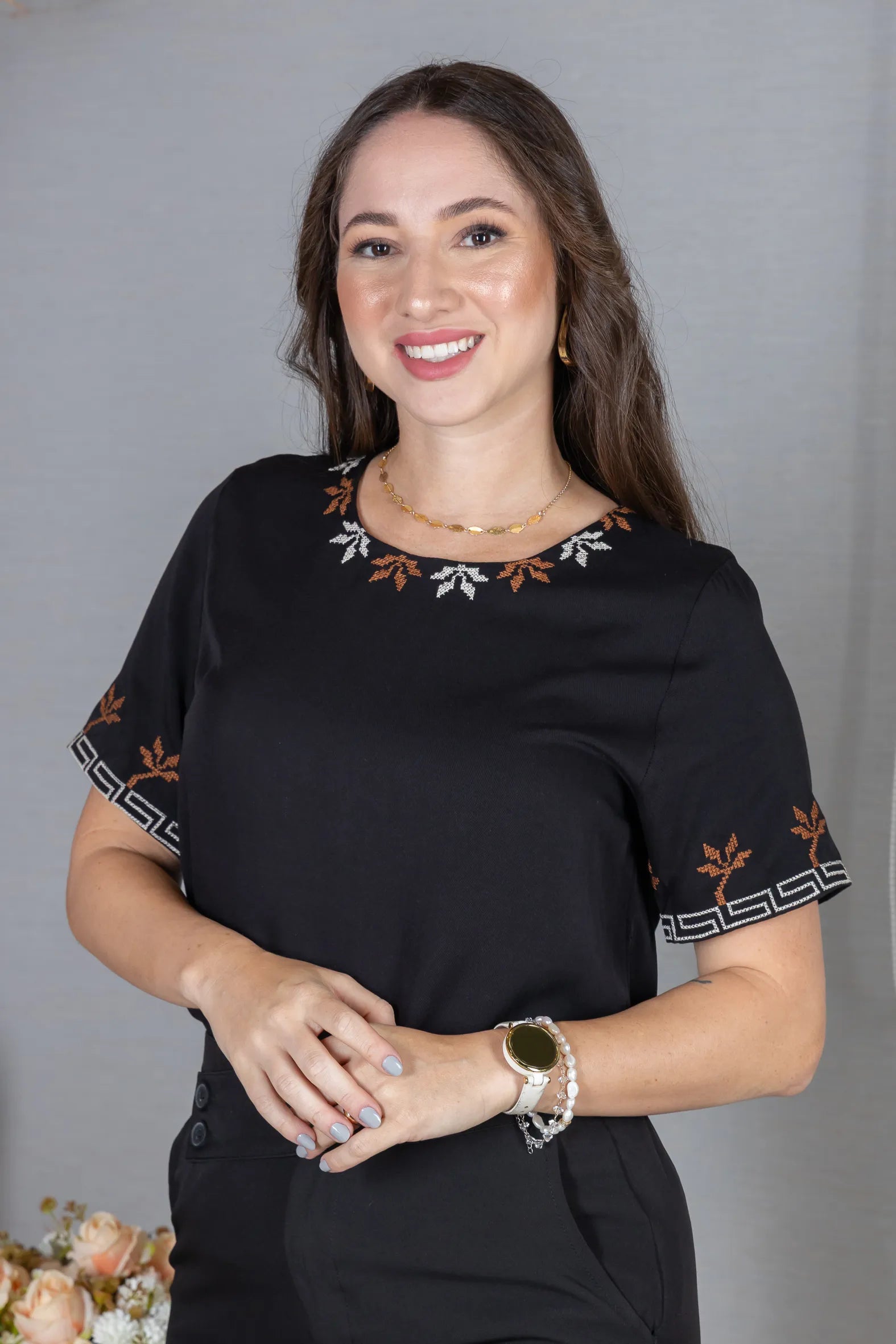 Blusa Manga Curta em Visco Mix com Detalhes Bordados Catarina Preta