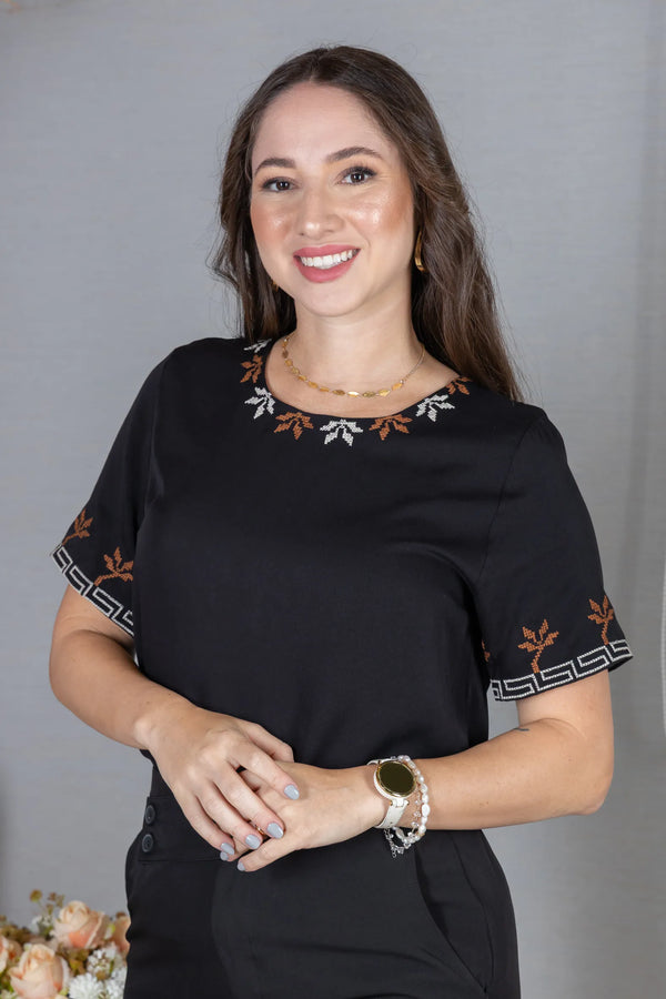 Blusa Manga Curta em Visco Mix com Detalhes Bordados Catarina Preta