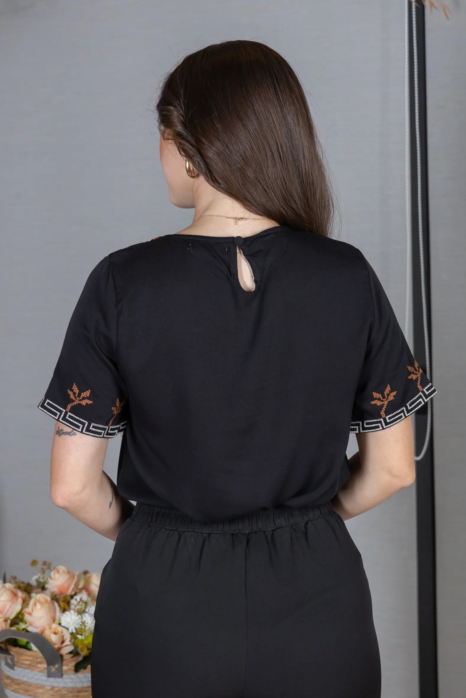 Blusa Manga Curta em Visco Mix com Detalhes Bordados Catarina Preta