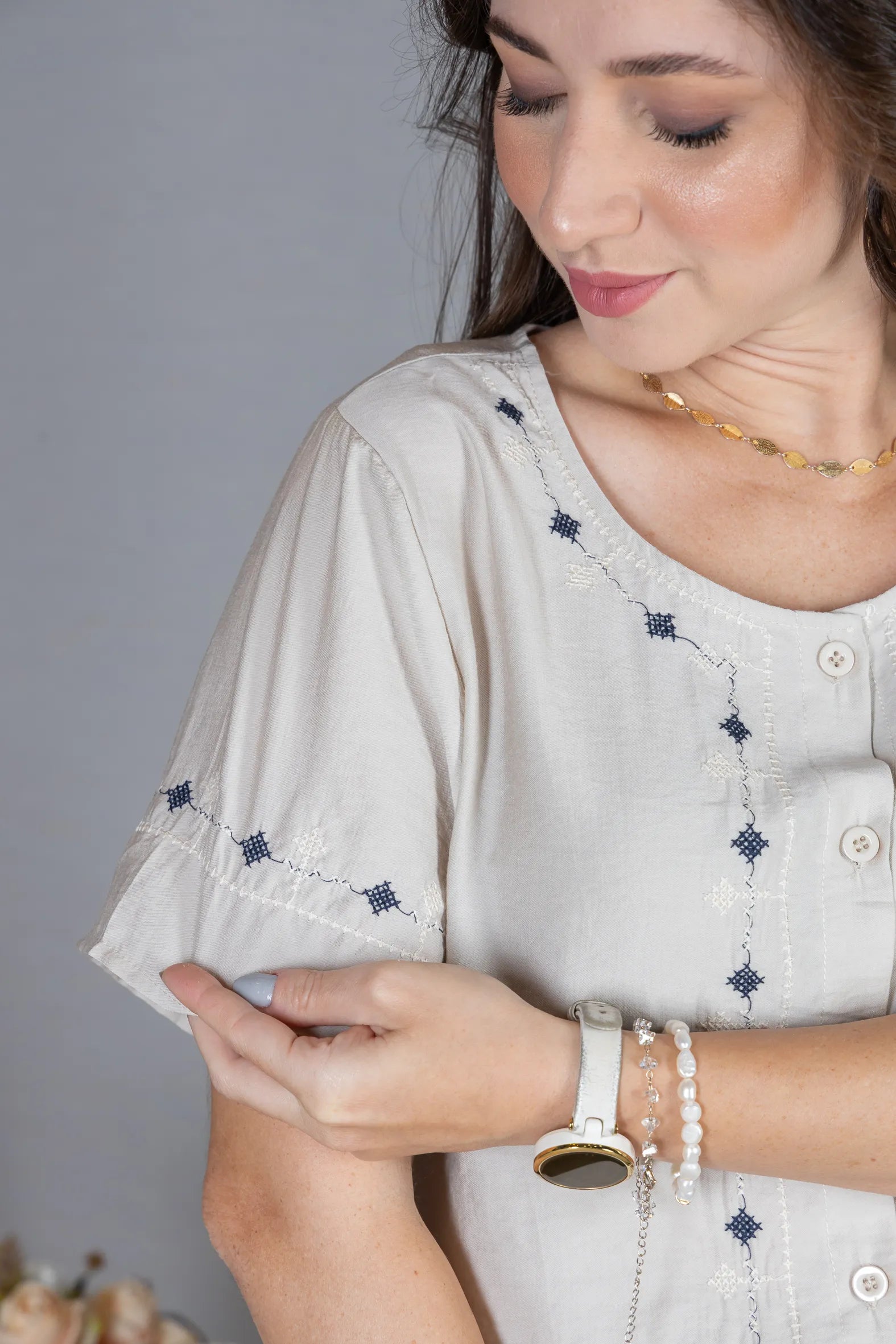 Camisa Manga Curta Visco Brise com Detalhes Bordados e Fechamento por Botões Sophia Areia