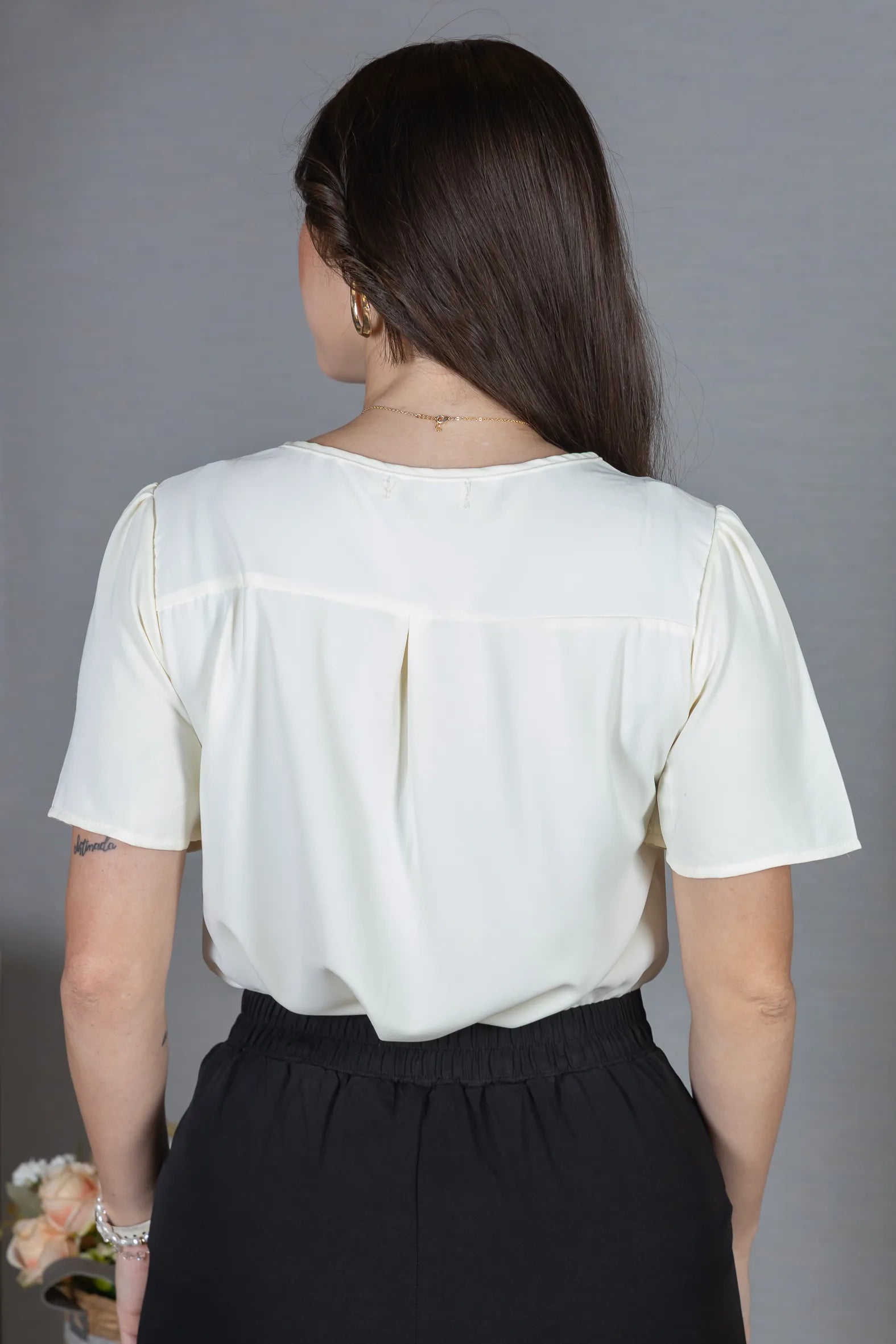 Blusa Manga Curta em Crepe Classic com Decote em "V" e Bordados no Colo Laura Amarelo Manteiga