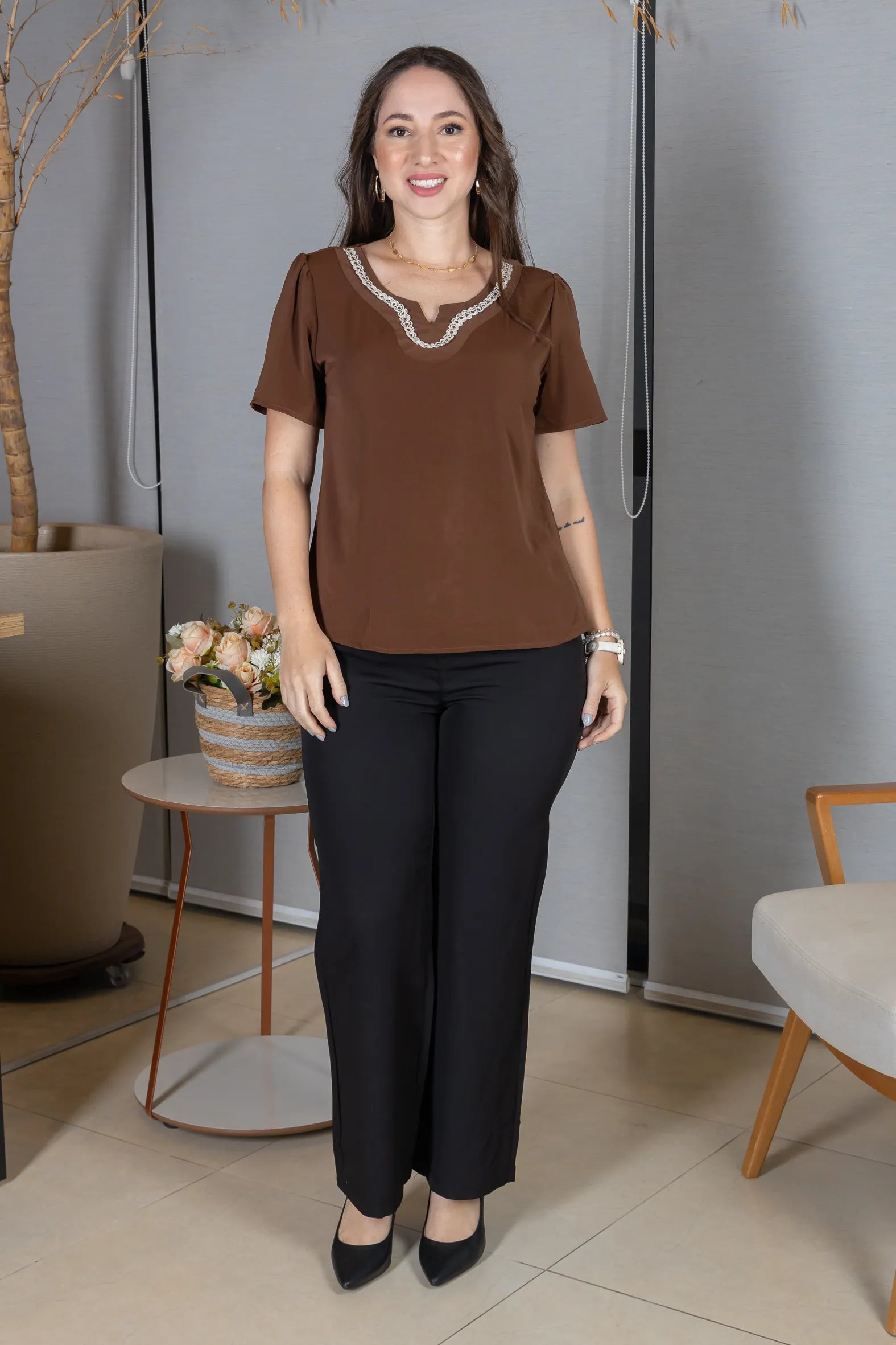 Blusa Manga Curta em Crepe Classic com Decote em "V" e Bordados no Colo Laura Marrom