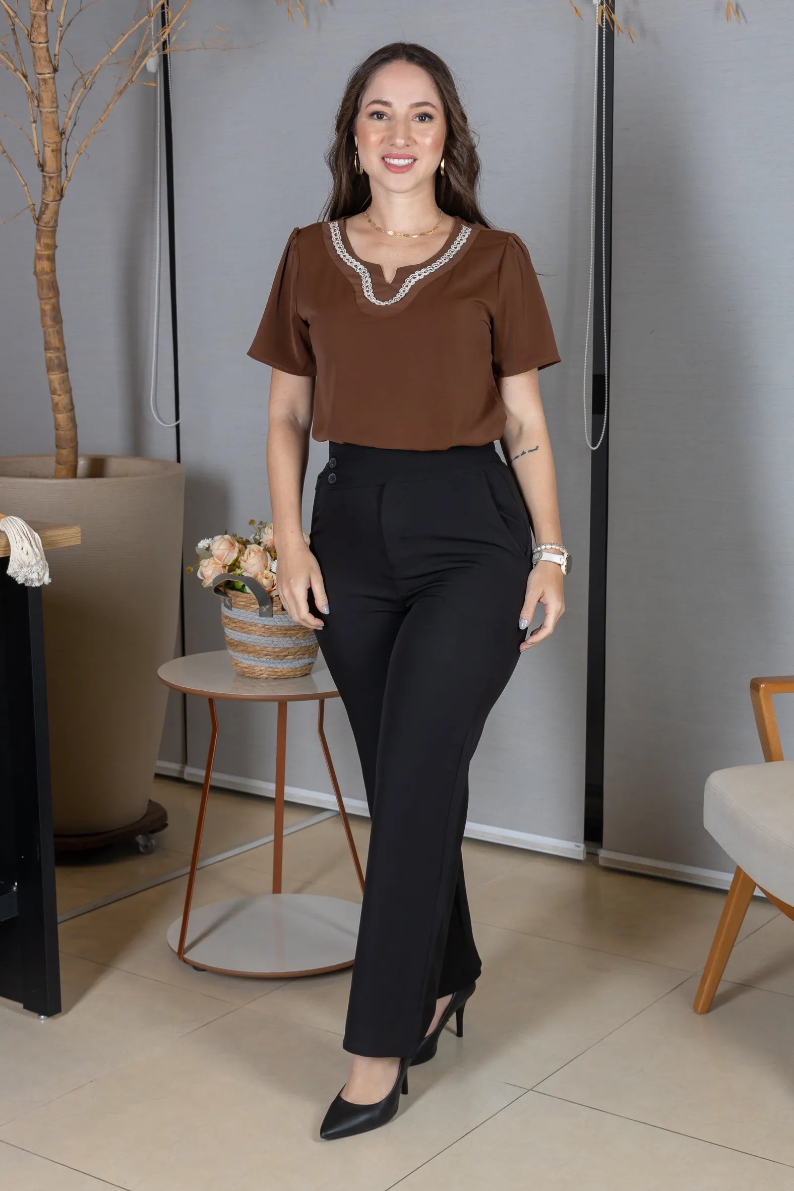 Blusa Manga Curta em Crepe Classic com Decote em "V" e Bordados no Colo Laura Marrom