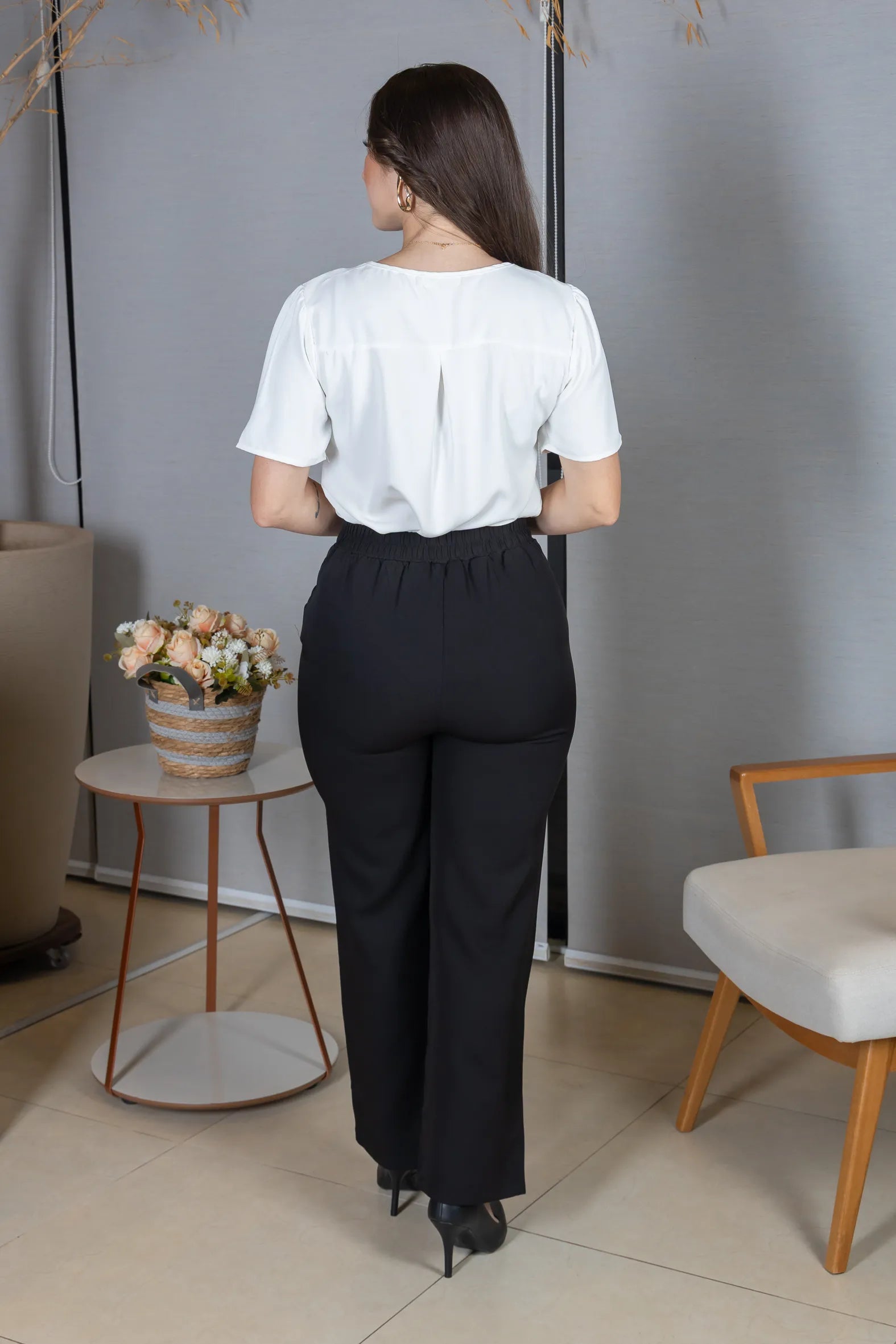 Blusa Manga Curta em Crepe Classic com Decote em "V" e Bordados no Colo Laura Branca
