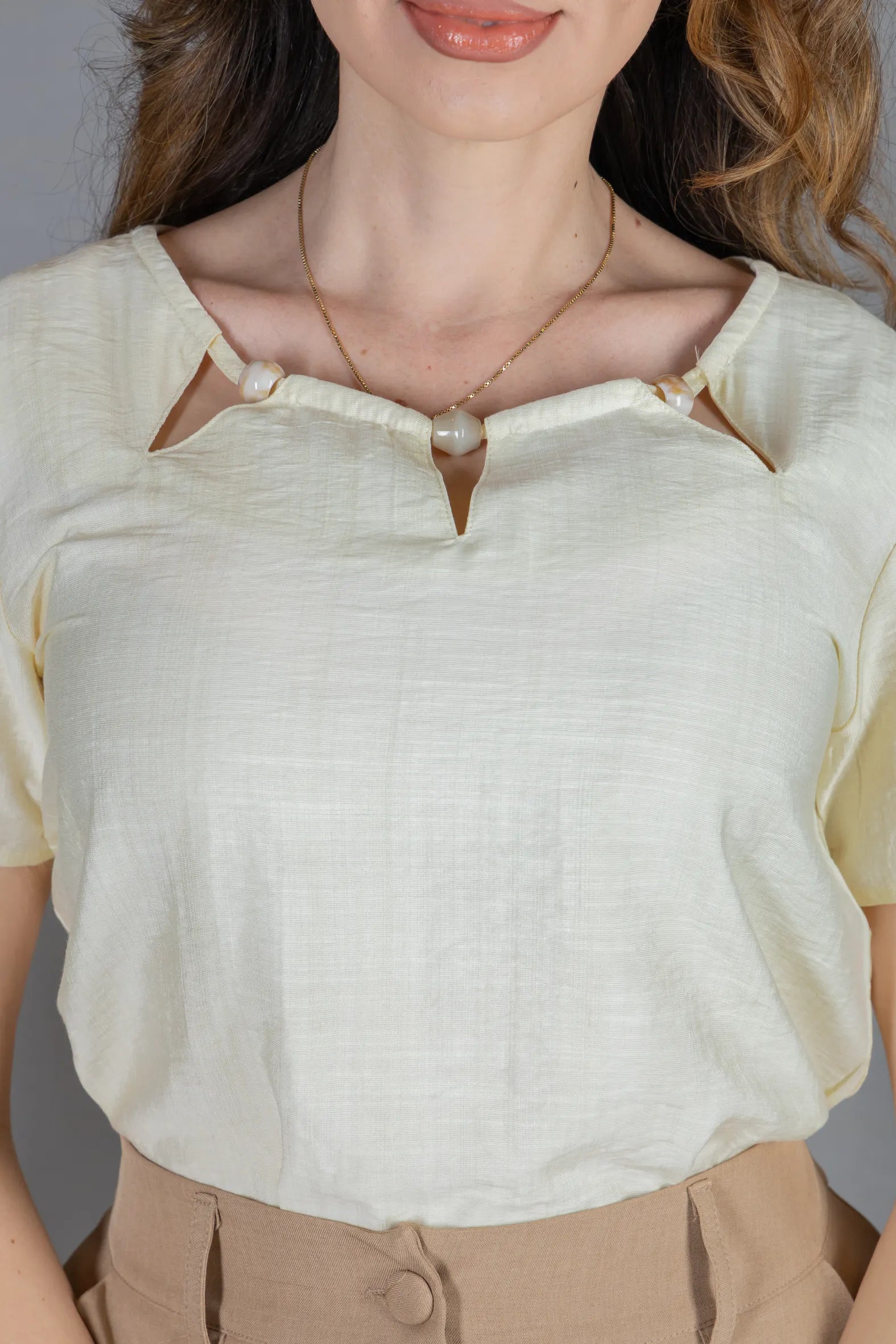 Blusa Manga Curta Crepe Comfort Recortes em "V" com Pedraria Sandra Amarelo Manteiga