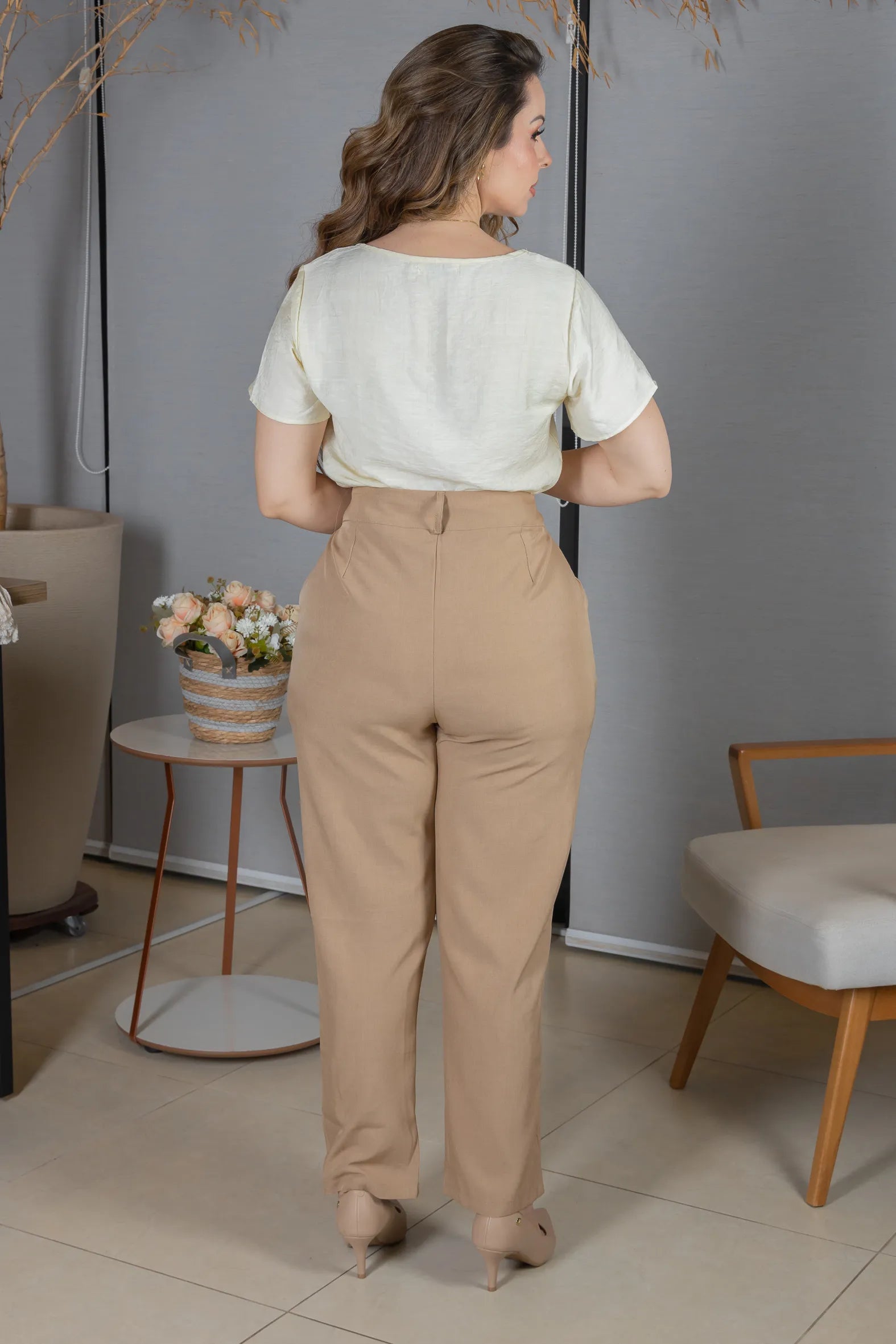 Blusa Manga Curta Crepe Comfort Recortes em "V" com Pedraria Sandra Amarelo Manteiga