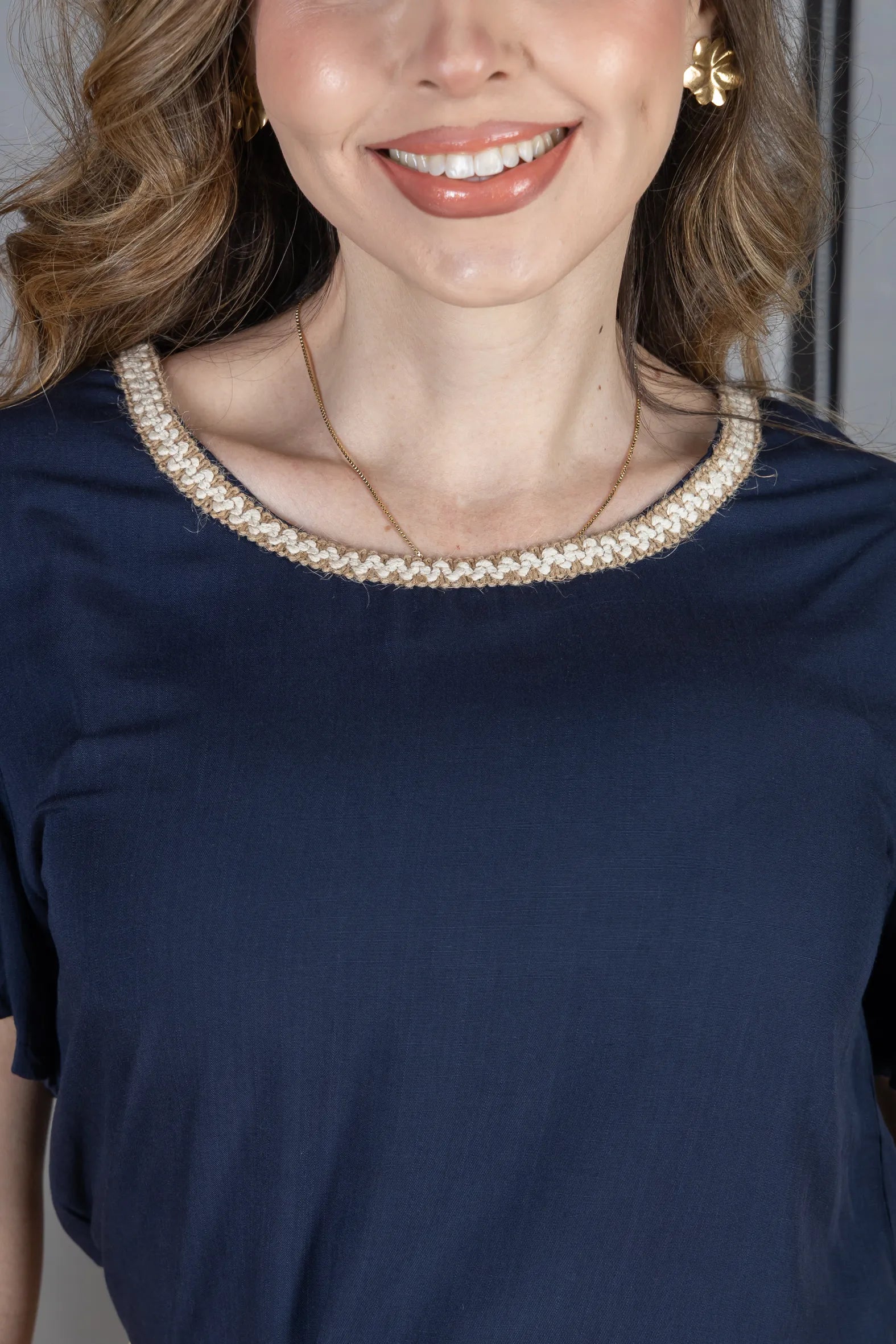 Blusa Manga Curta em Visco-Linho com Detalhes Bordados Flora Azul Marinho