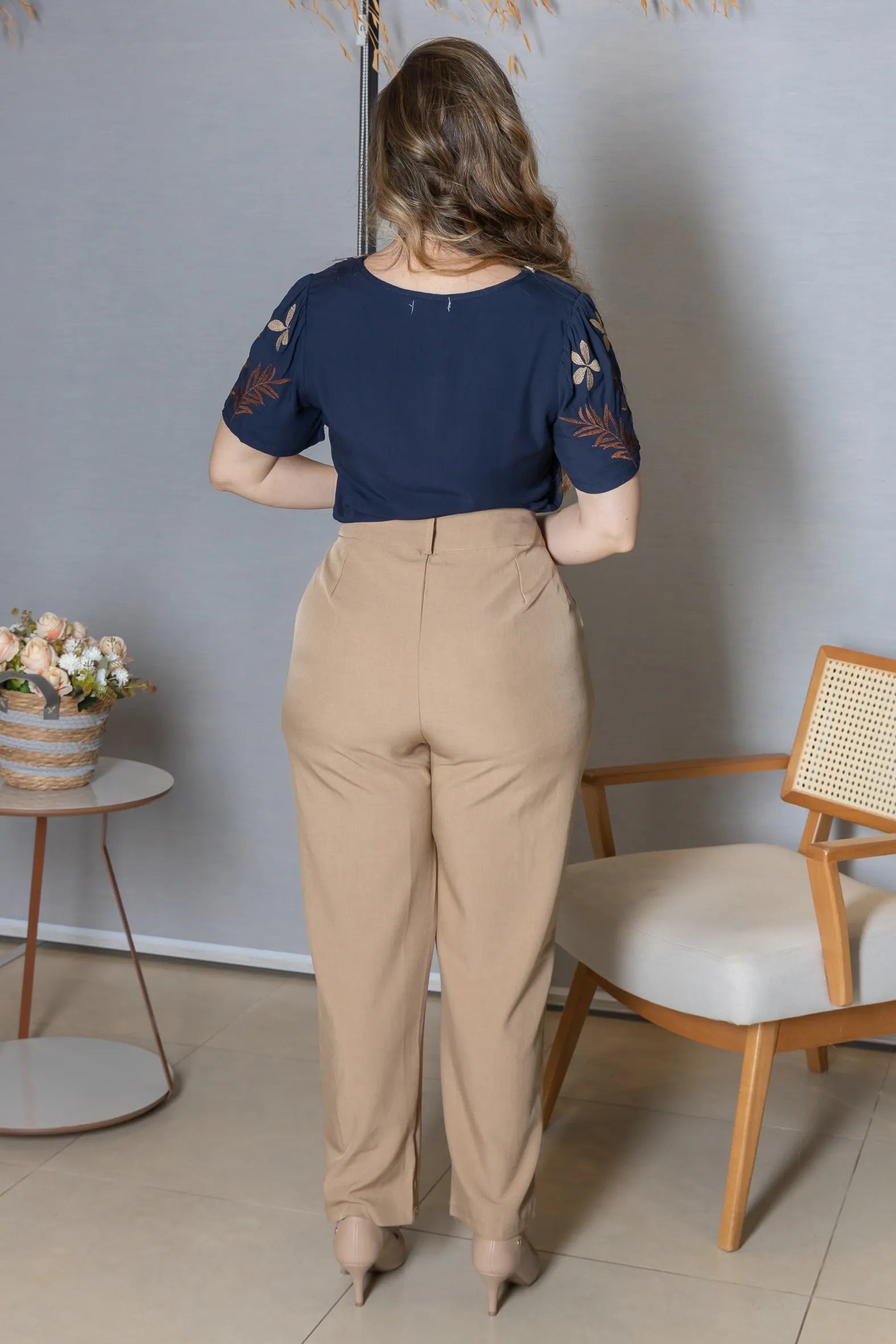 Blusa Manga Curta em Visco-Linho com Detalhes Bordados Flora Azul Marinho