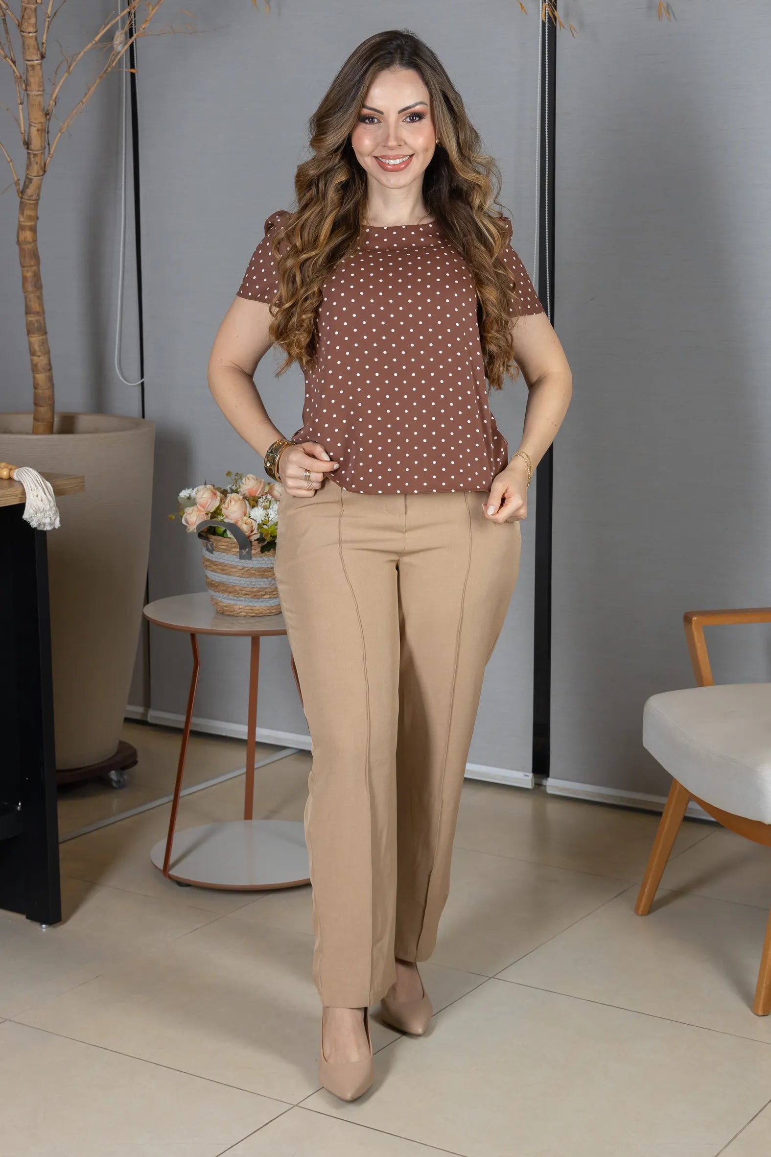 Blusa Manga Curta em Crepe Classic com Estampa Poá Ester Marrom