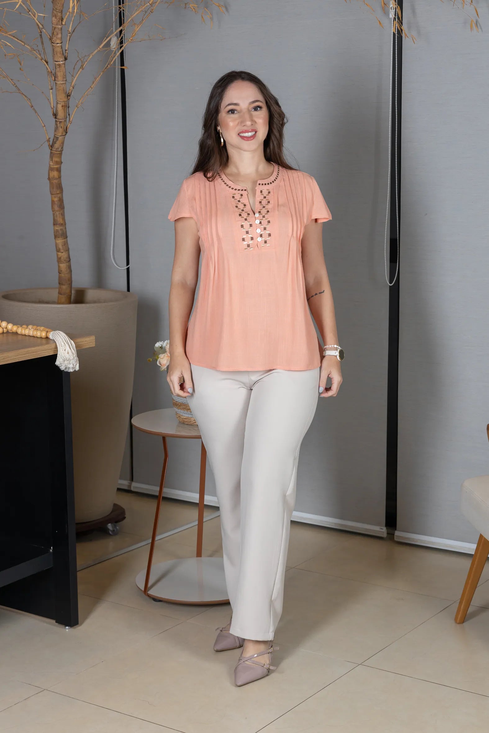 Blusa Manga Curta em Visco-Linho Decote em "V" com Botões e Bordados no Colo Monique Coral