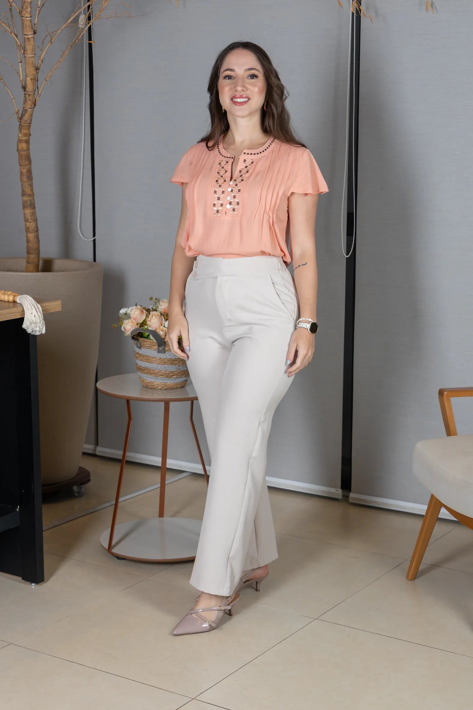 Blusa Manga Curta em Visco-Linho Decote em "V" com Botões e Bordados no Colo Monique Coral