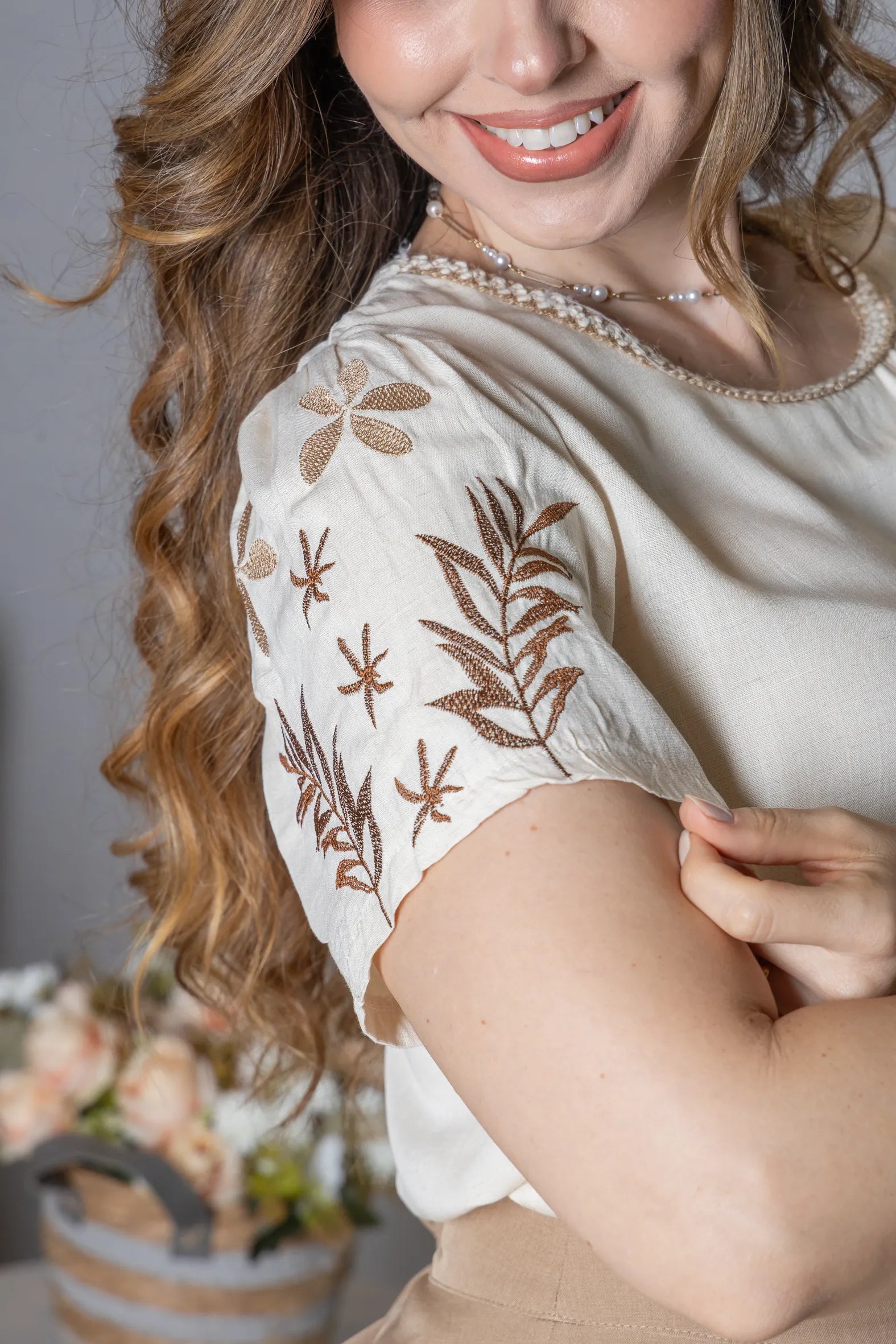 Blusa Manga Curta em Visco-Linho com Detalhes Bordados Flora Creme