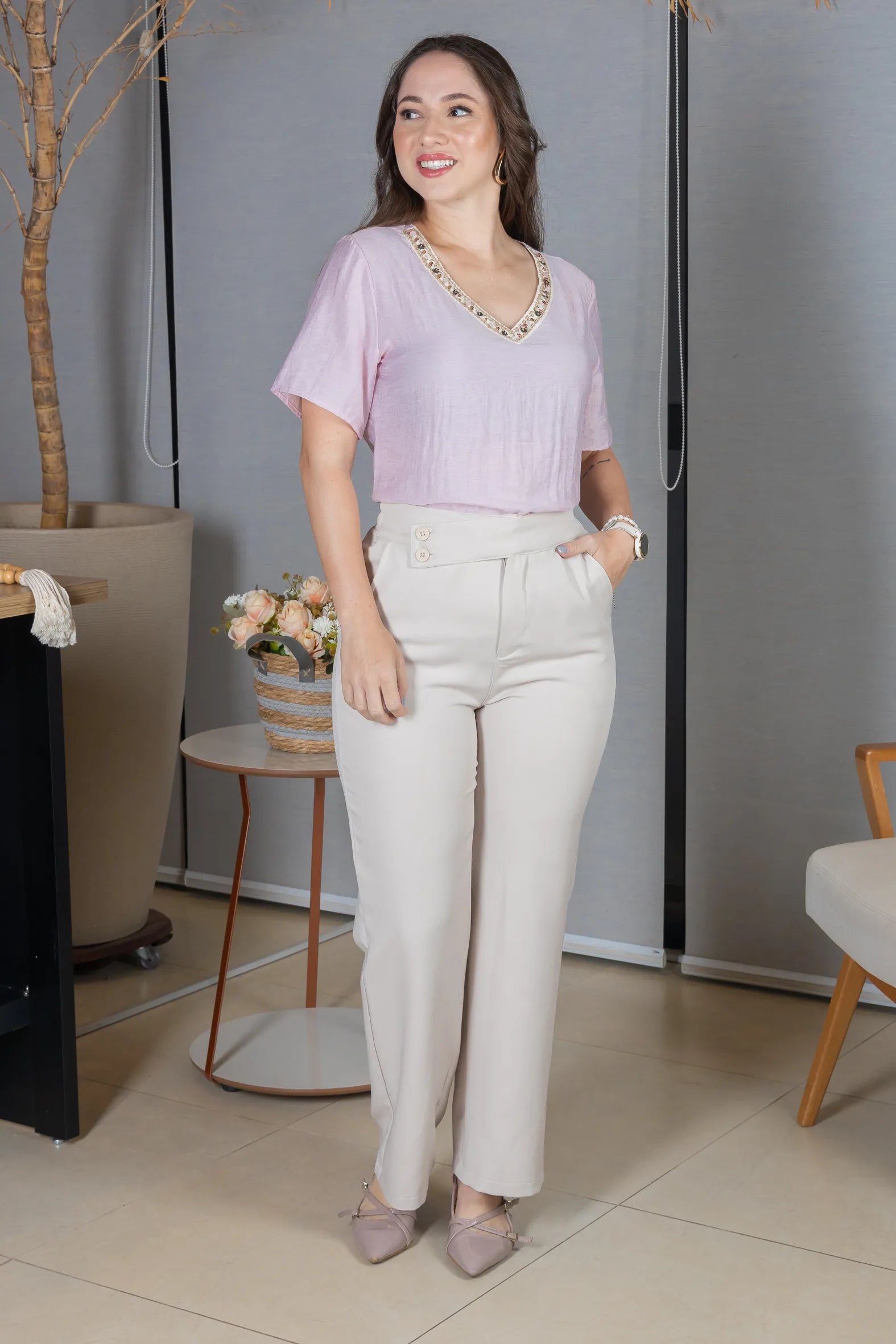 Blusa Manga Curta Decote em "V" em Visco Mix  Bordado com Pedraria Leandra Rosa