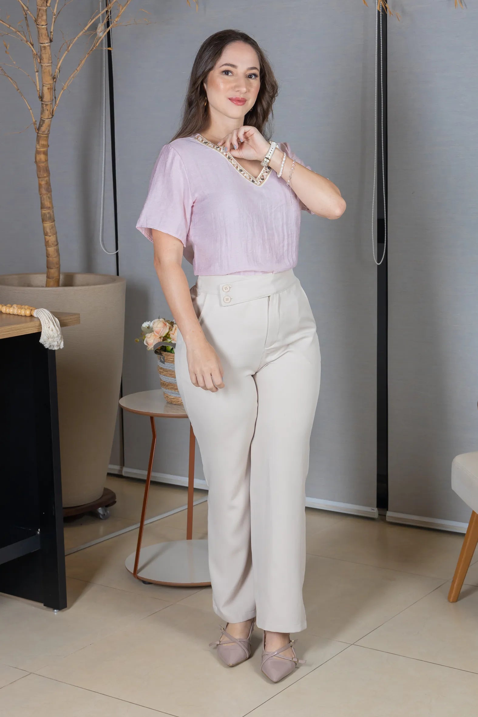 Blusa Manga Curta Decote em "V" em Visco Mix  Bordado com Pedraria Leandra Rosa