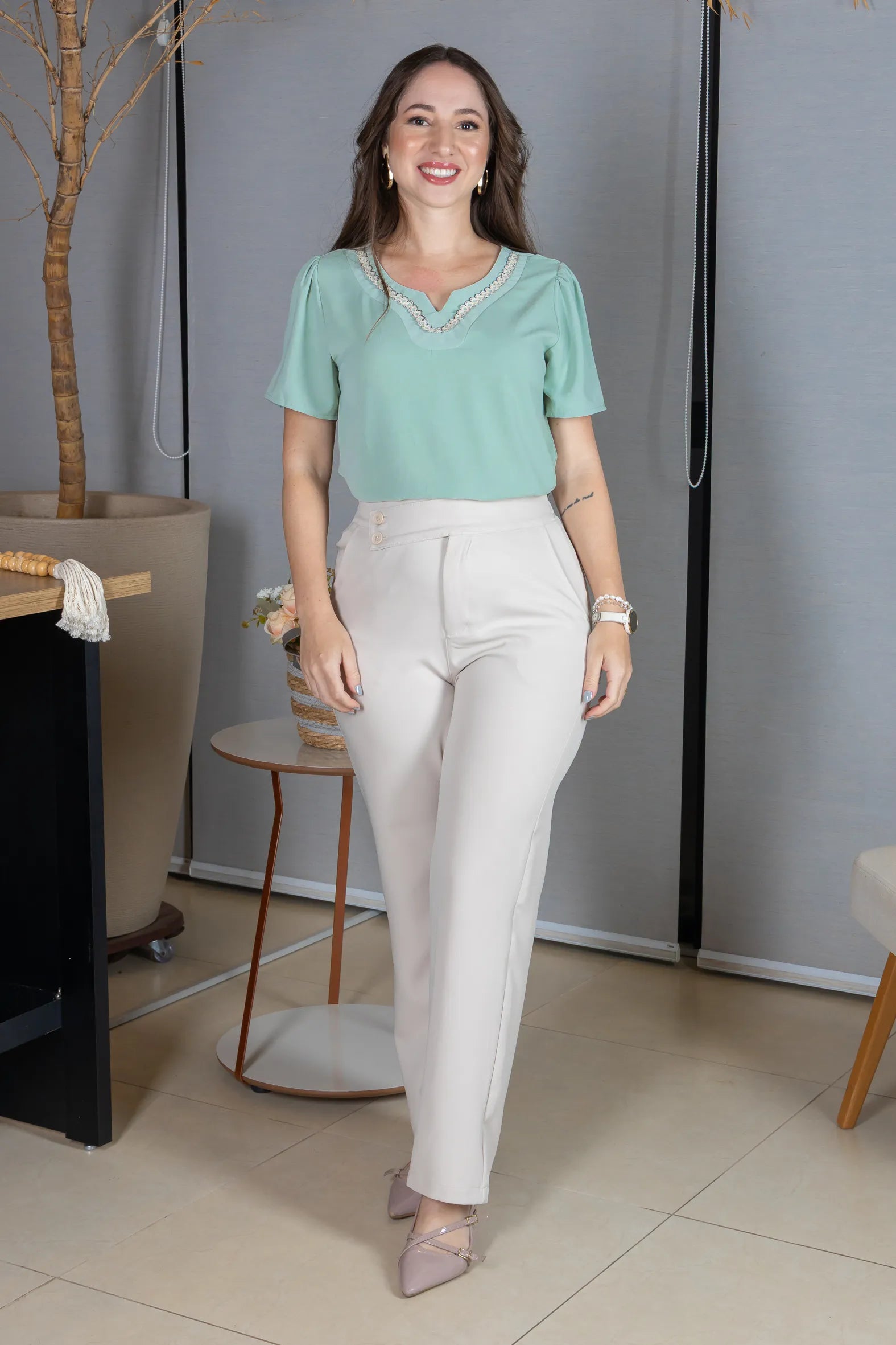 Blusa Manga Curta em Crepe Classic com Decote em "V" e Bordados no Colo Laura Verde