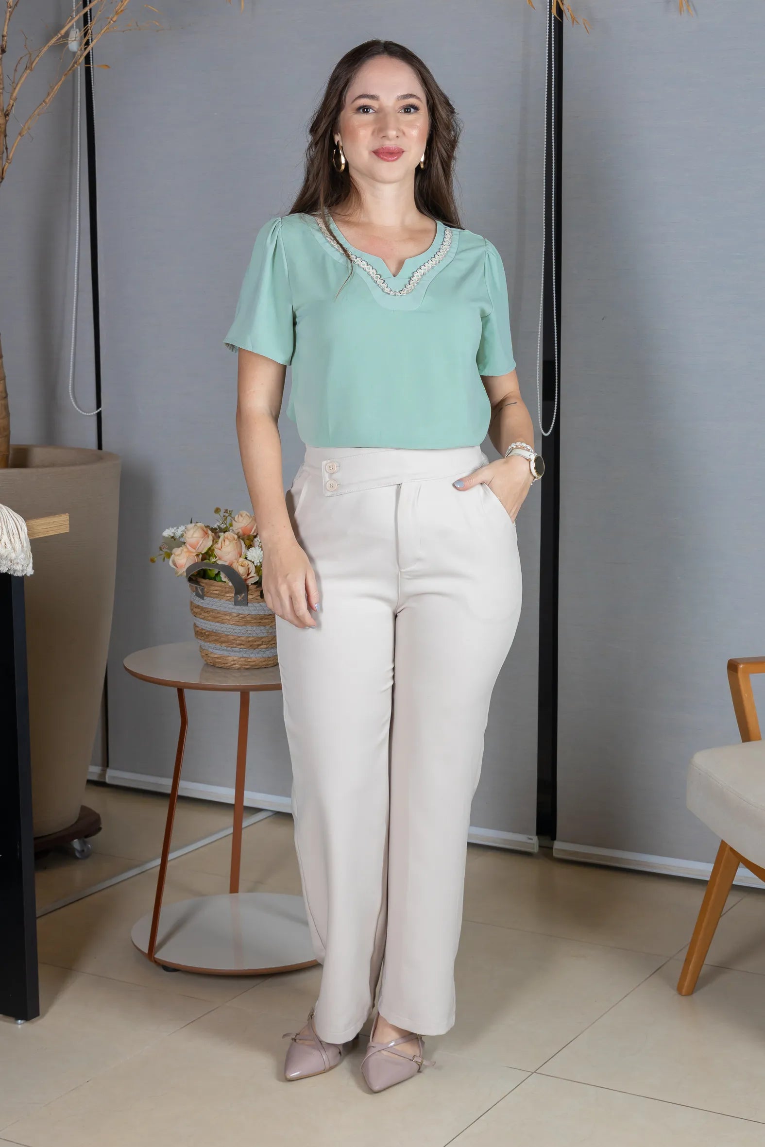 Blusa Manga Curta em Crepe Classic com Decote em "V" e Bordados no Colo Laura Verde