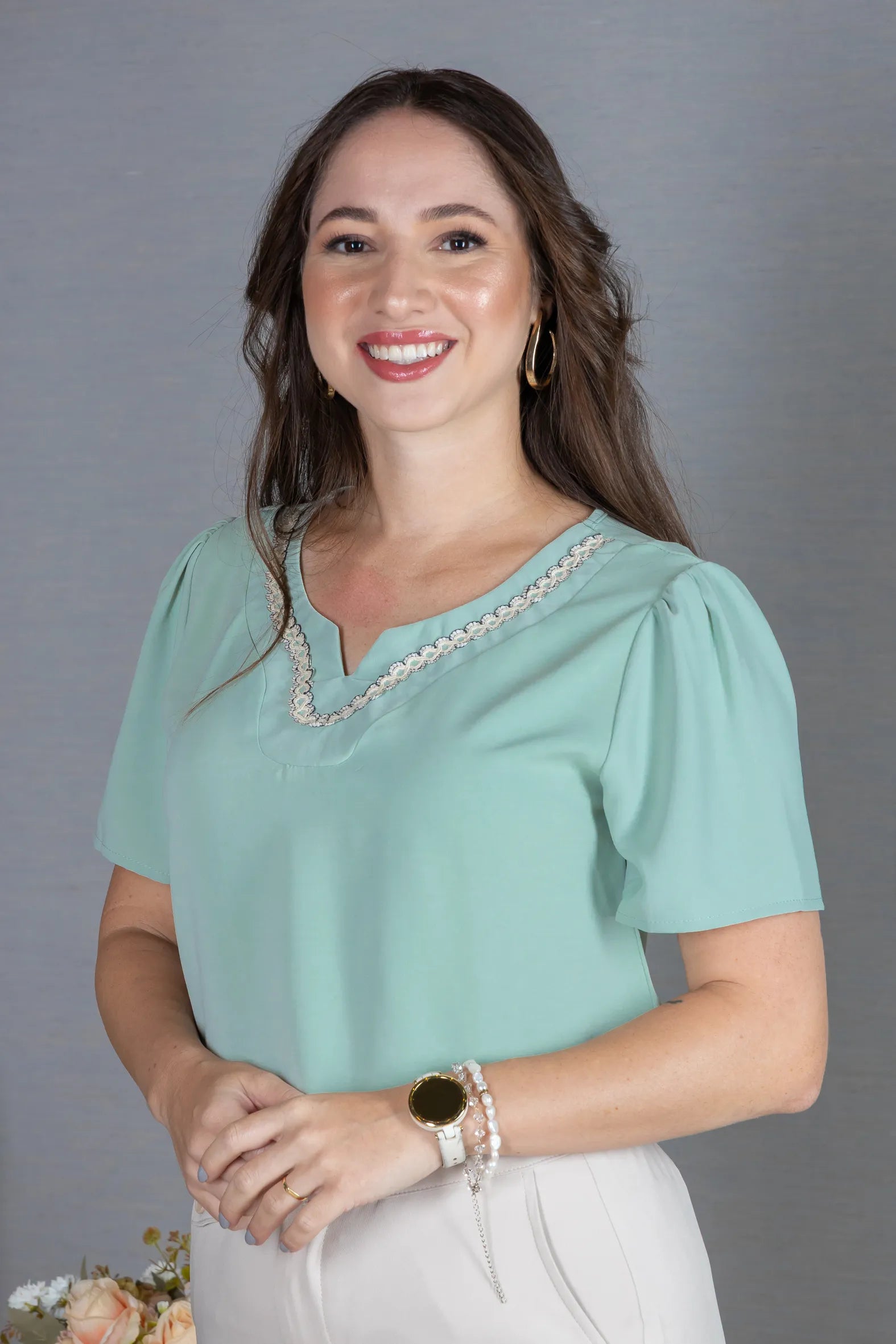 Blusa Manga Curta em Crepe Classic com Decote em "V" e Bordados no Colo Laura Verde